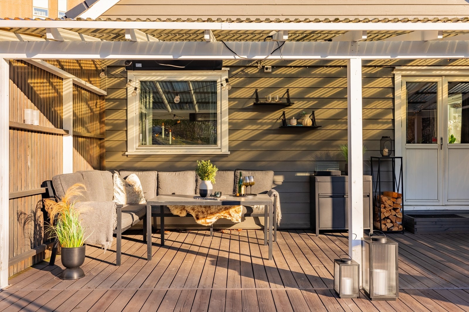 Romslig og solrik terrasse med god plass til både spisegruppe og lounge, et perfekt uterom store deler av året. Galleribilde