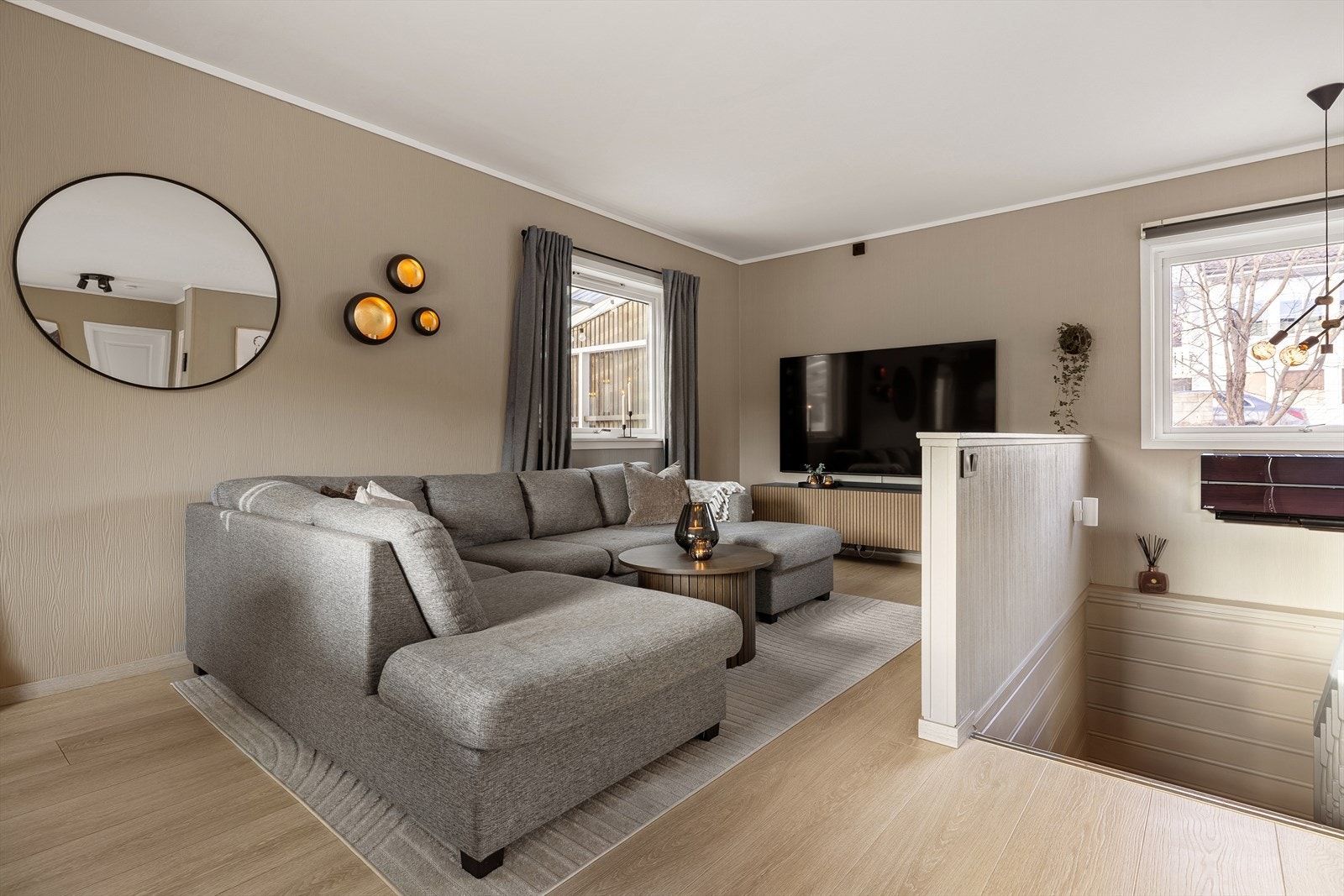 Innvendig fremstår boligen med en gjennomført og stilren fargepalett i delikate, moderne nyanser. Overflatene er holdt i rolige toner som gir et eksklusivt og behagelig preg, og som gjør det enkelt å sette sitt eget personlige uttrykk. Galleribilde