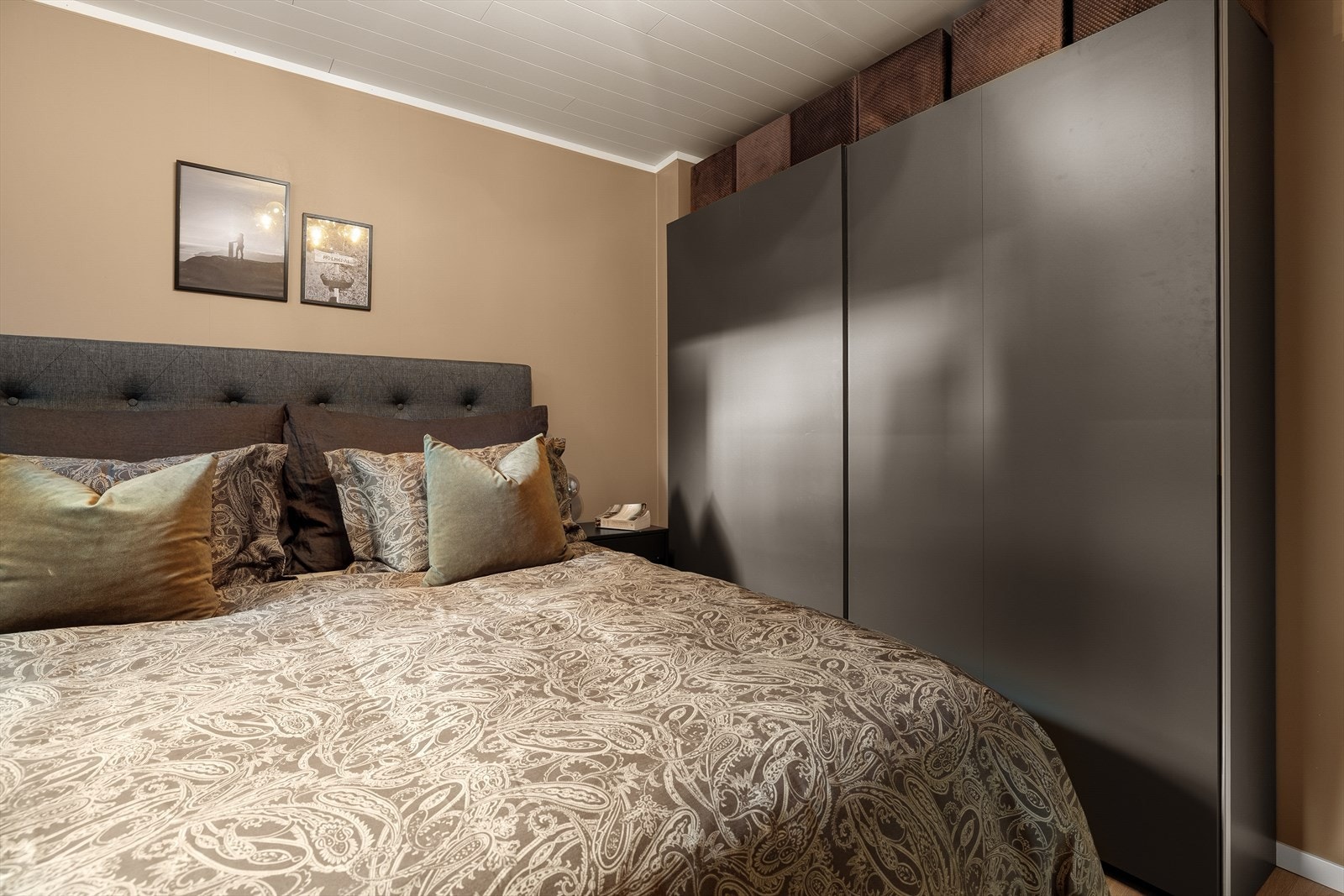 Garderobeskapene i boligen medfølger og gir praktiske oppbevaringsløsninger fra første dag. Galleribilde