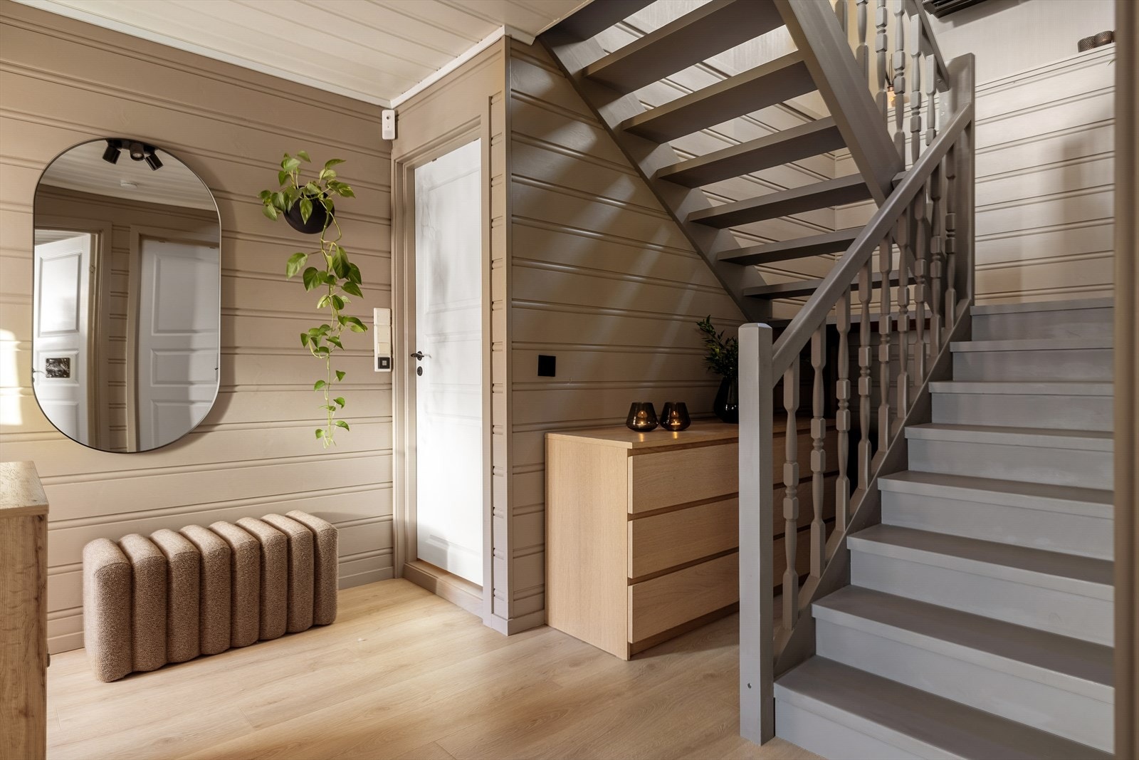 Trappeløpet binder boligen sammen på en effektiv måte og bidrar til en god flyt mellom planene, samtidig som området oppleves lyst og innbydende. Galleribilde