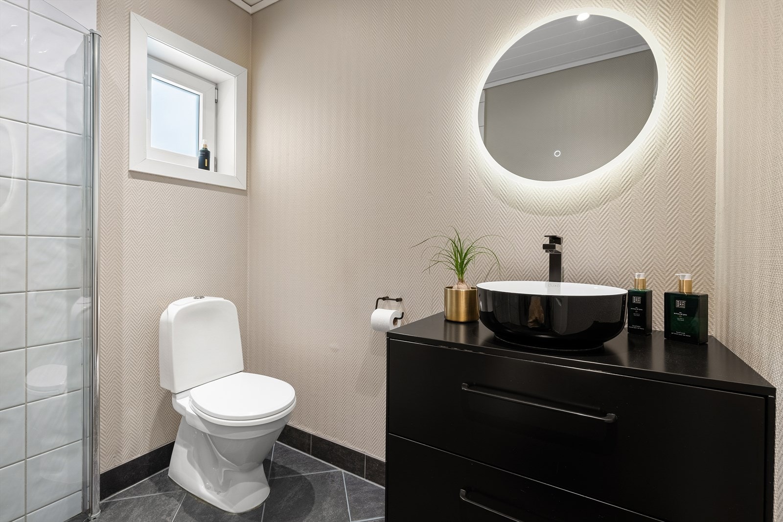 Bad i 2. etasje på ca. 3,4 m², praktisk plassert i boligens oppholdsplan. Galleribilde