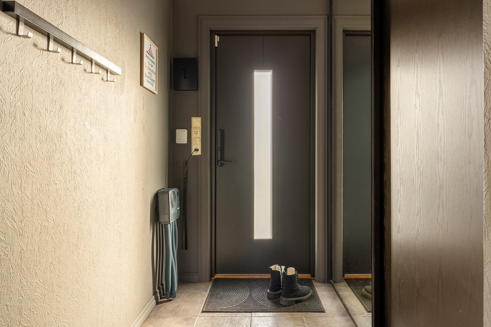 Entréen gir et innbydende førsteinntrykk med god plass til garderobeløsning og oppbevaring av yttertøy og sko. Galleribilde