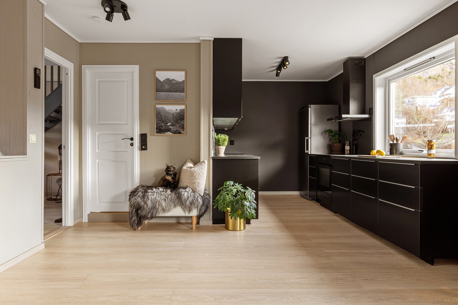 Kjøkkenet ligger i åpen løsning med stuen og utgjør sammen et romslig og sosialt oppholdsrom på ca. 42,7 m². Galleribilde