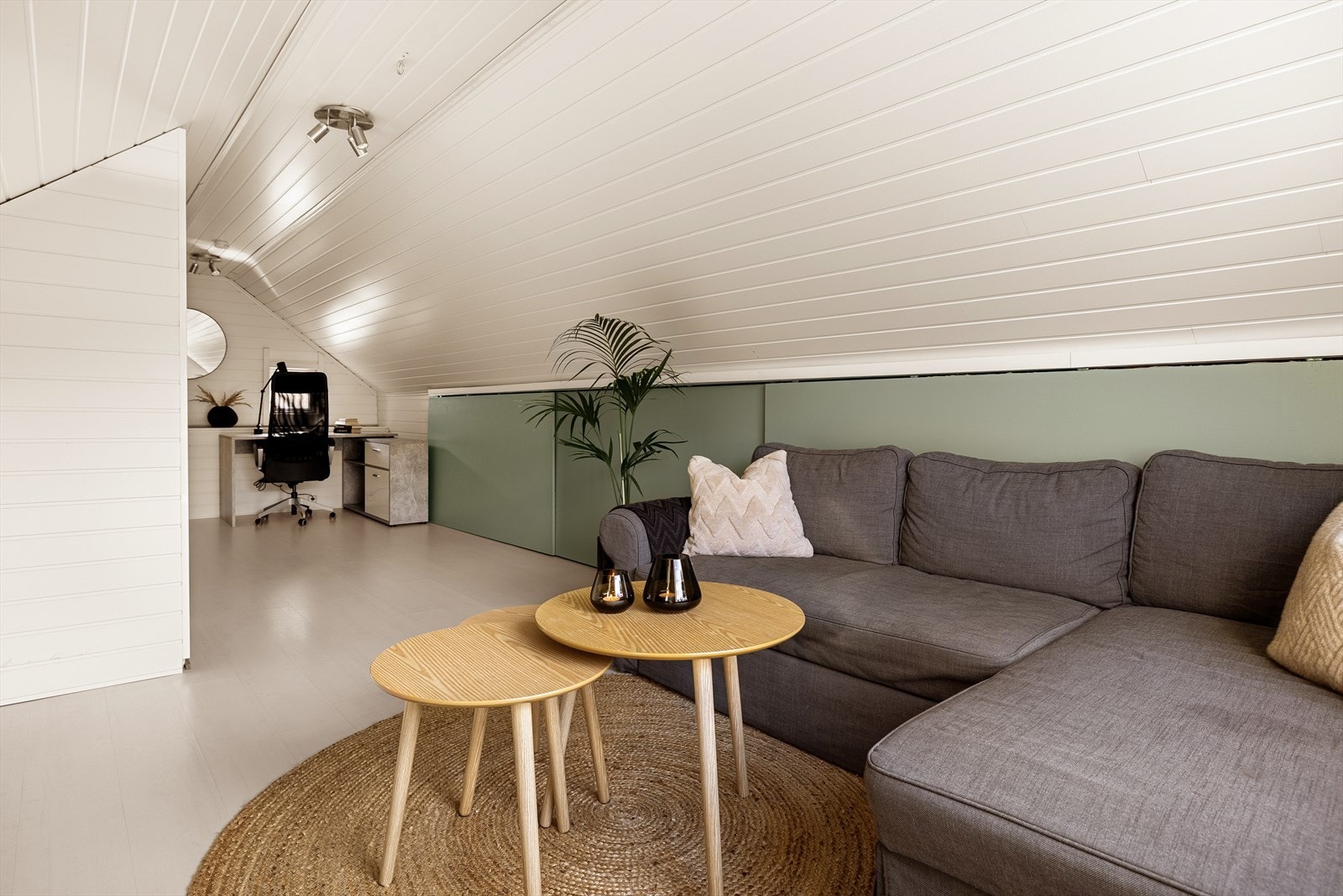 Bak den grønne veggen skjuler det seg praktisk og plassbesparende oppbevaring i form av knevegger, som gir rikelig med lagringsplass uten å gå på bekostning av romfølelsen. Galleribilde