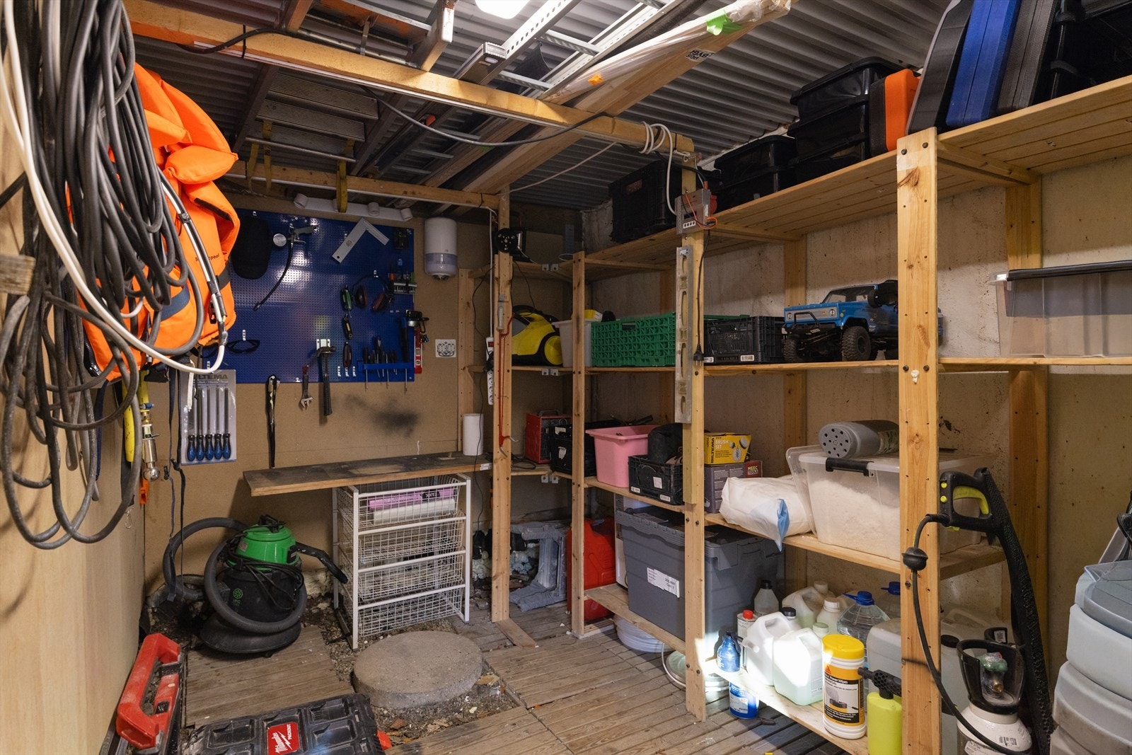 Boligen har gode bod- og oppbevaringsmuligheter som gir praktisk lagringsplass til både sesongutstyr, sportsutstyr og annet man ønsker å ha lett tilgjengelig. Galleribilde