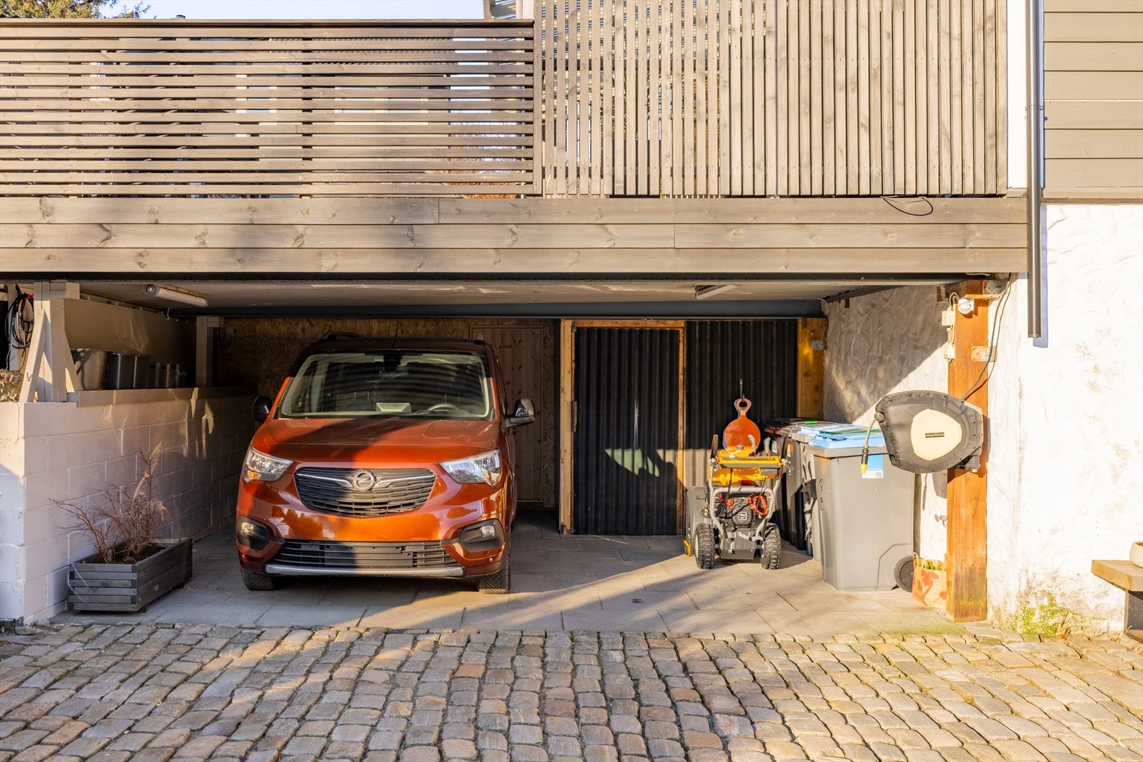Carport gir beskyttet parkering rett ved inngangspartiet. Galleribilde