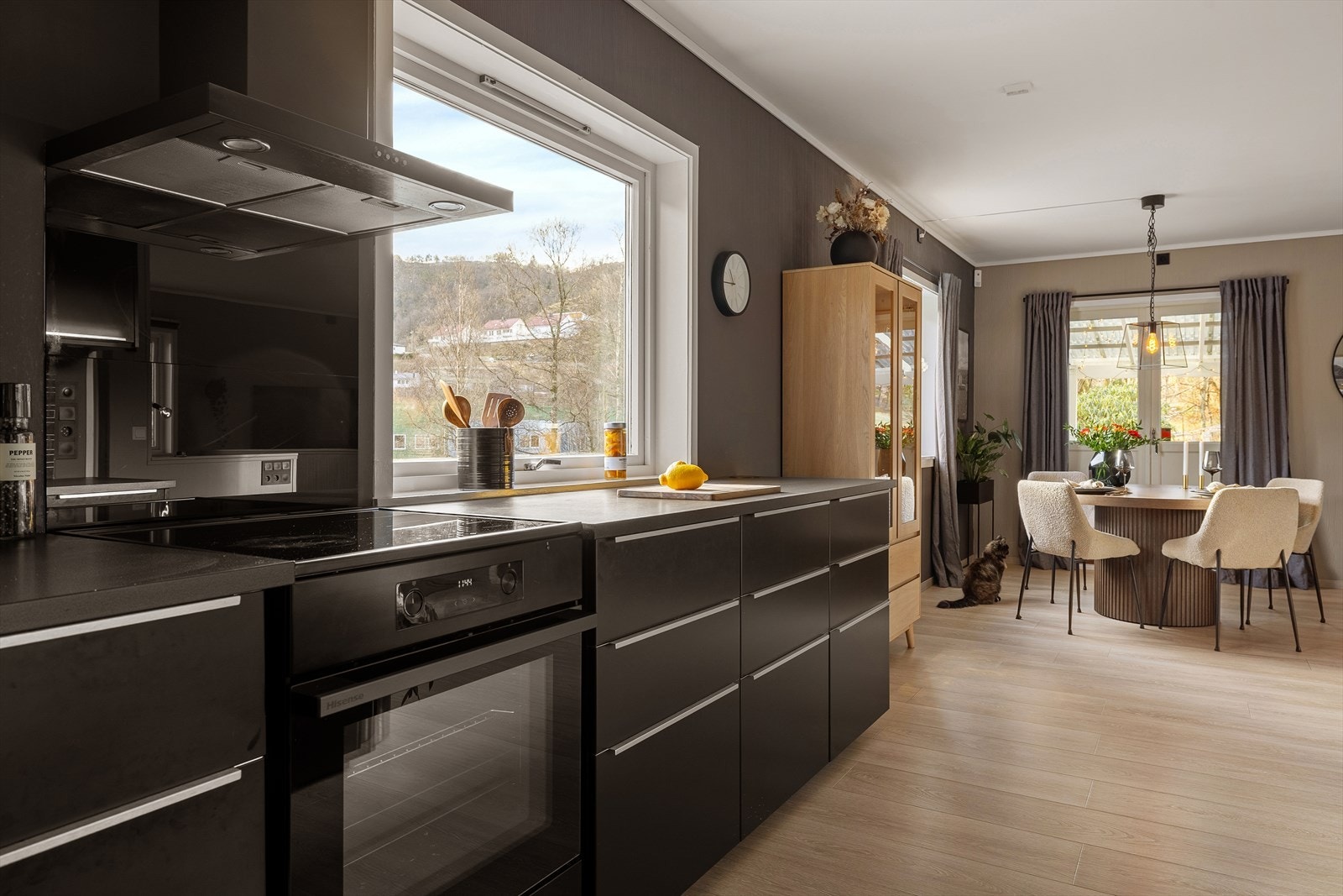 I forlengelse av kjøkkenet har man god plass til romslig spisebord, noe som gjør det til et naturlig midtpunkt i boligen. Galleribilde