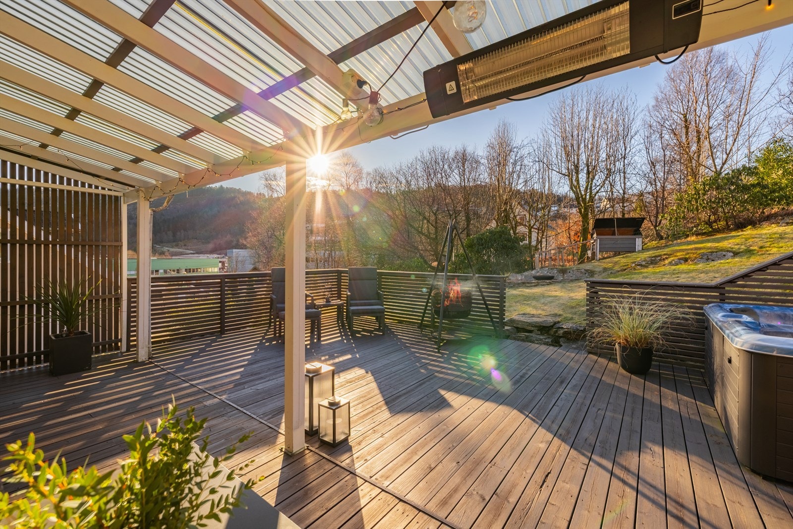 Romslig og solrik terrasse med god plass til både spisegruppe og lounge - et perfekt uterom store deler av året. Galleribilde