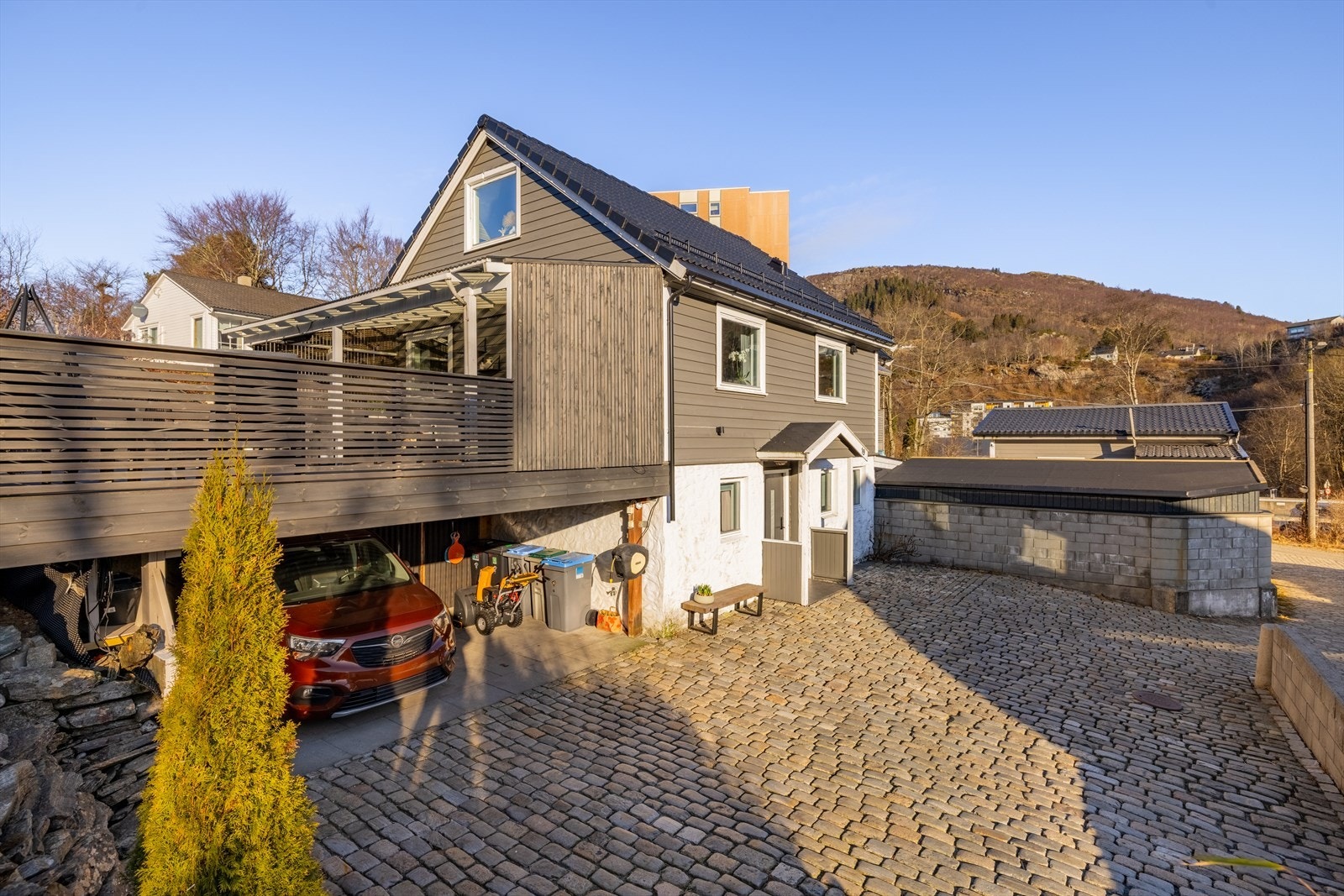 Gårdsplass med plass til flere biler, praktisk for både familie og gjester. Galleribilde