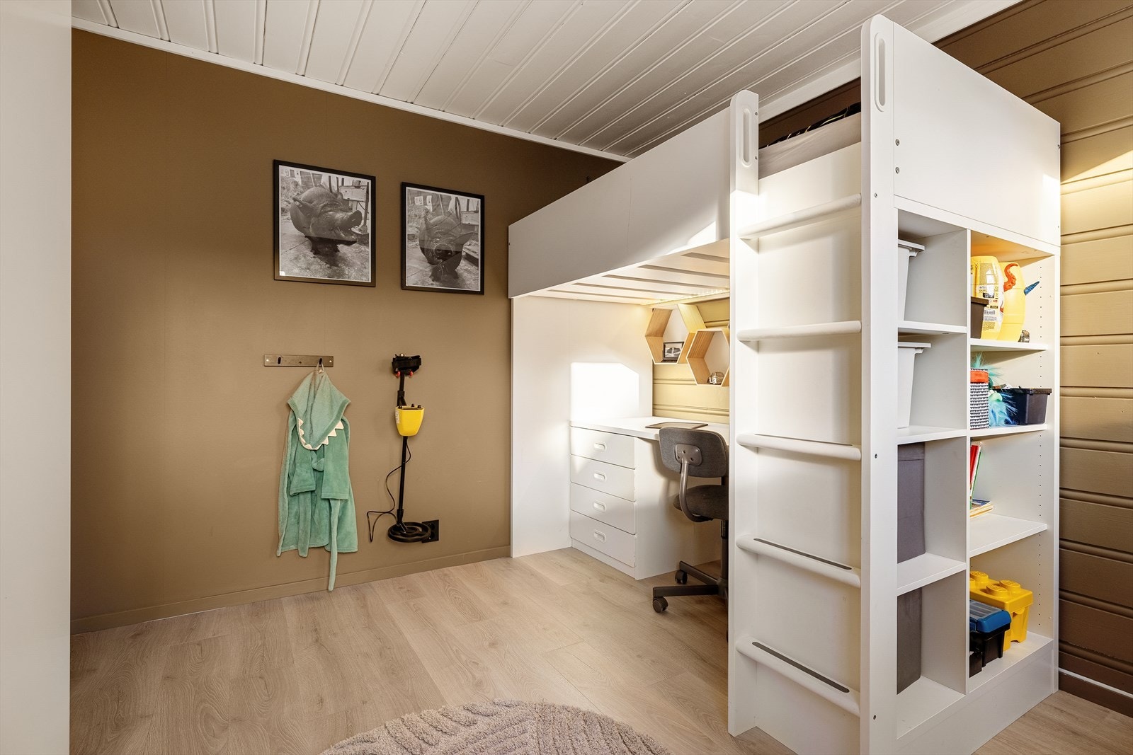 Rommet egner seg svært godt som ungdomsrom, med plass til både seng, skrivebord og oppbevaring. Her kan man skape en egen og skjermet sone som gir rom for både skolearbeid, fritid og avslapning. Galleribilde