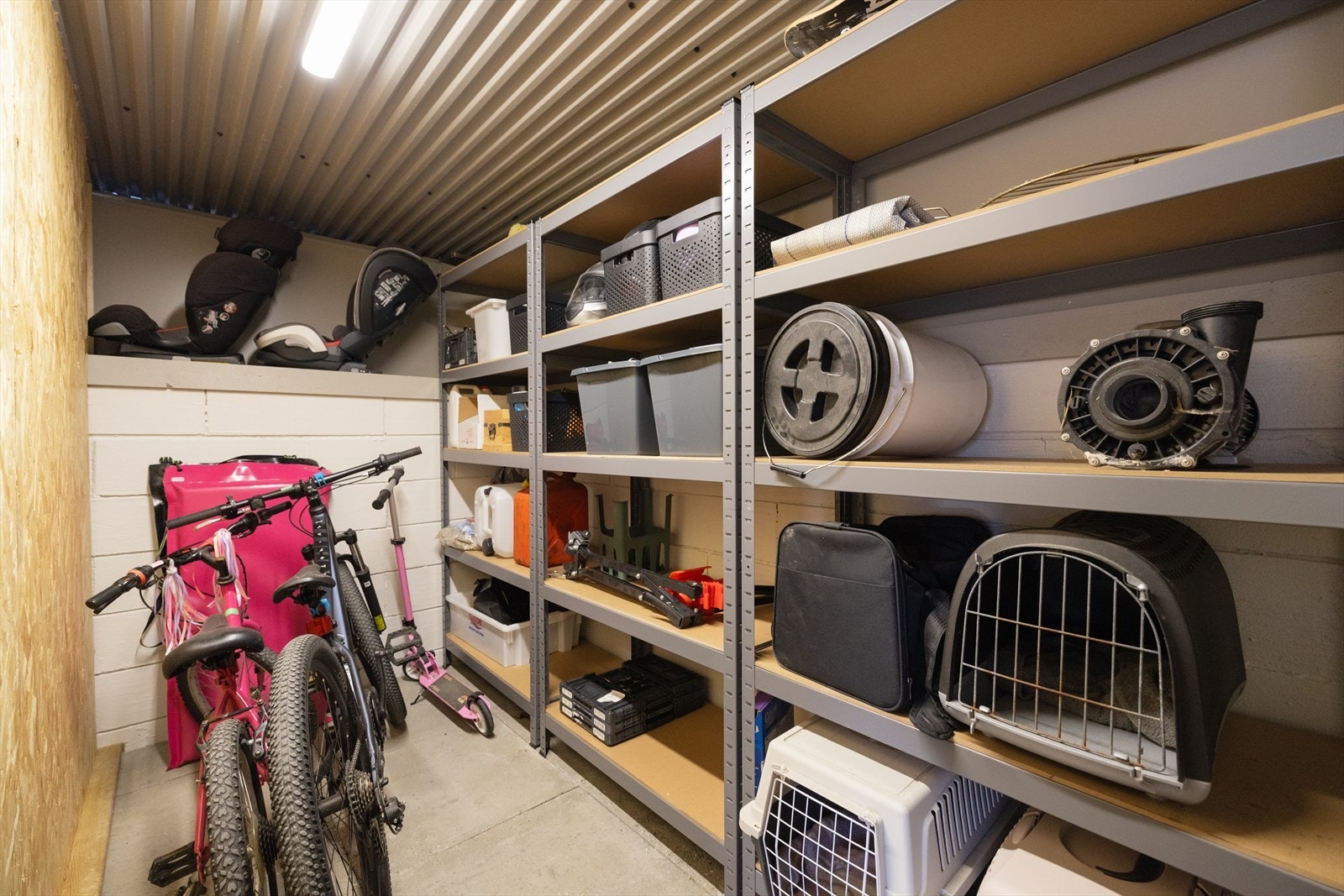 Eiendommen har praktiske uteboder som gir rikelig med oppbevaringsplass til hagemøbler, verktøy, sportsutstyr og sesongartikler. Galleribilde