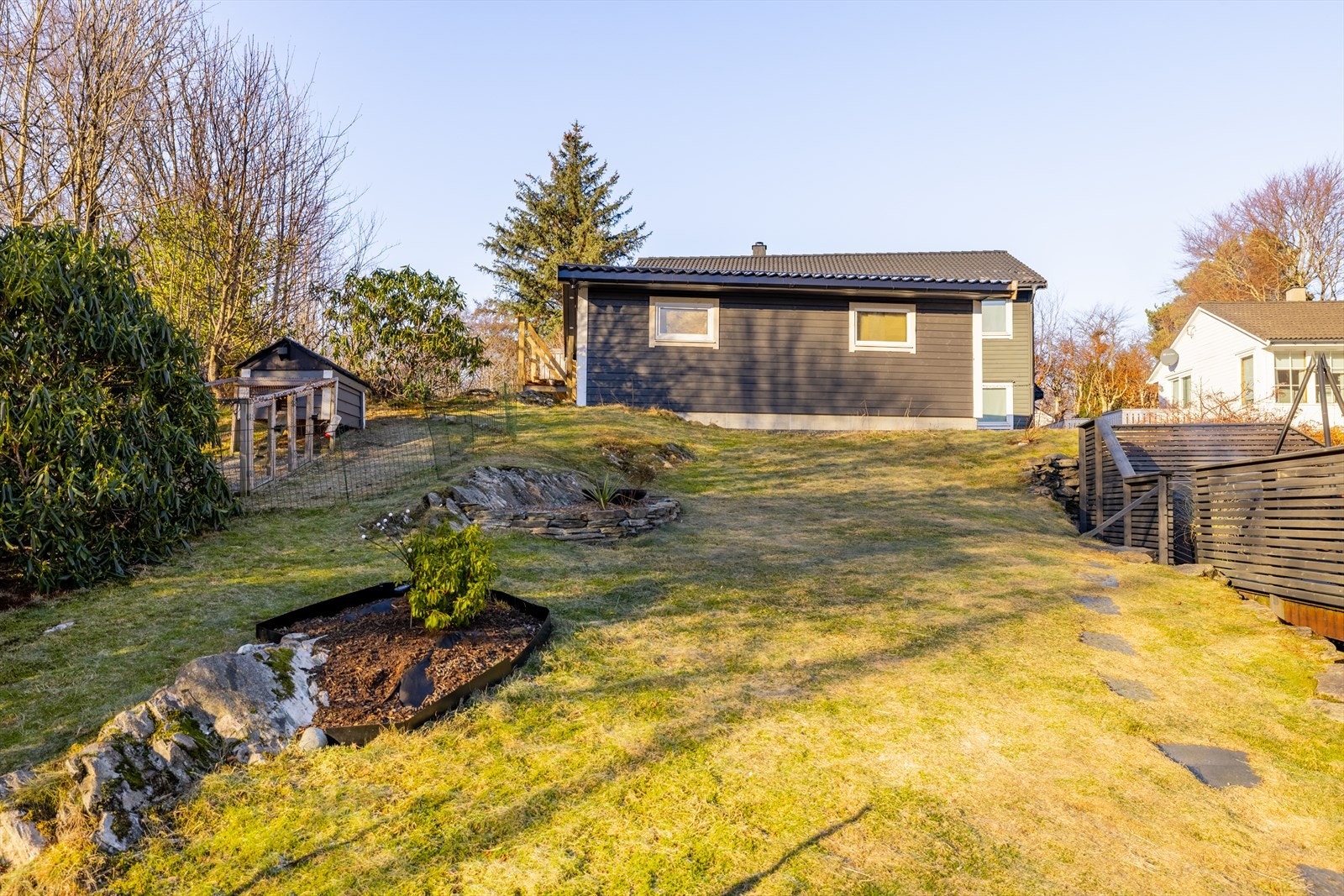 Flott beliggenhet i et familievennlig og etablert nabolag med nærhet til naturen. Galleribilde