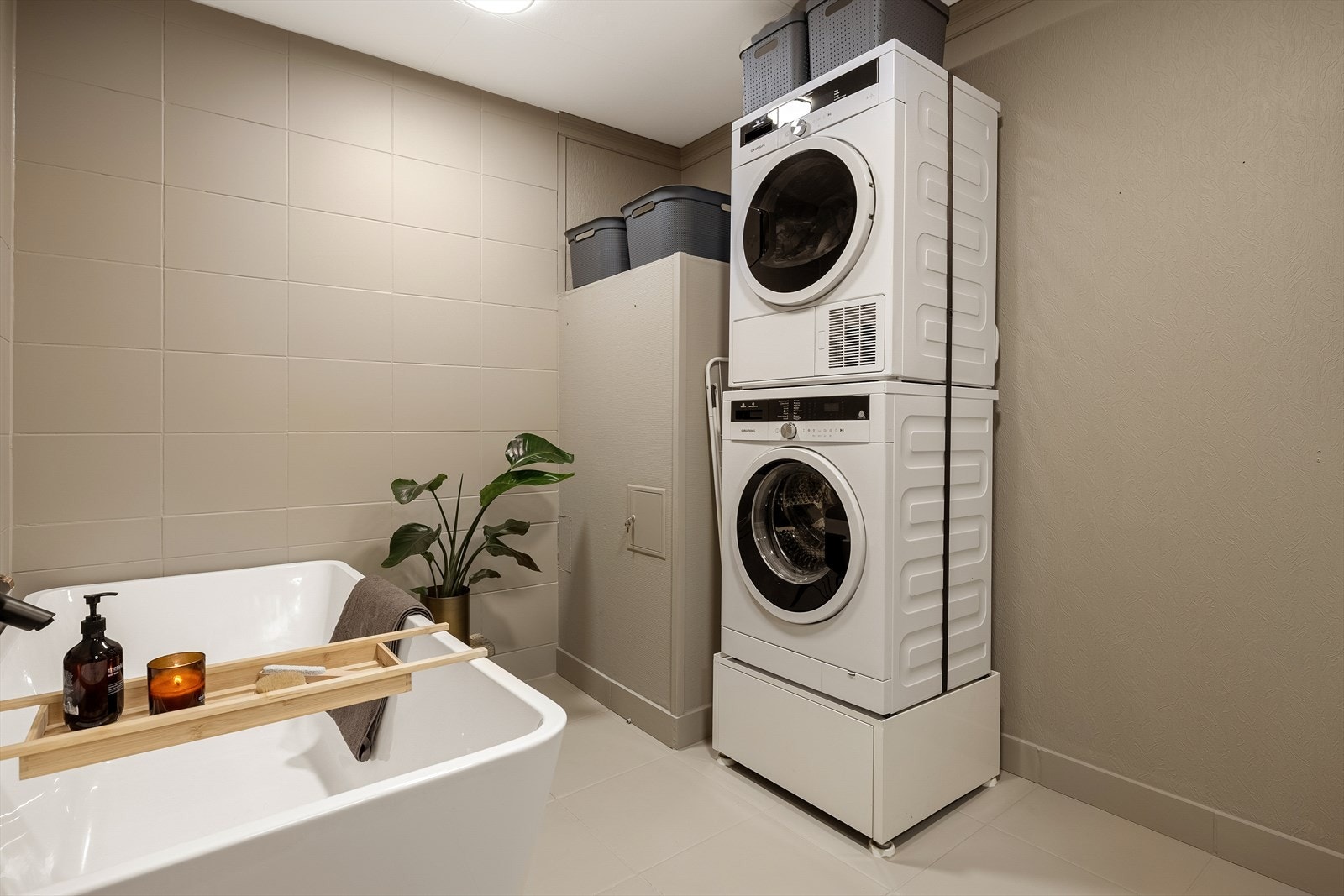 Praktisk vaskeromsløsning med opplegg for vaskemaskin og tørketrommel. Galleribilde
