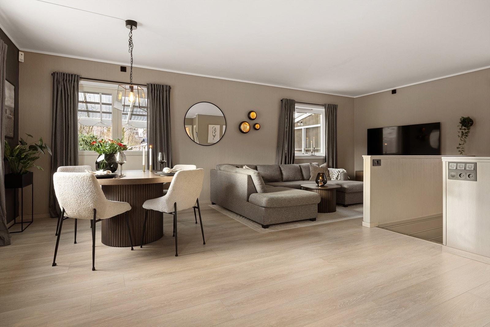 Den lyse tonen forsterker romfølelsen og gir et behagelig samspill med det gode lysinnslippet fra store vindusflater. Galleribilde