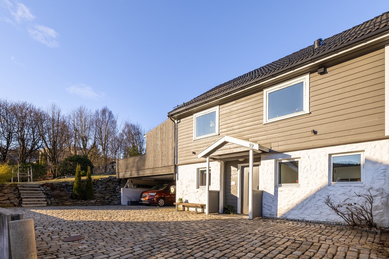 Uteplassen er opparbeidet med original brostein fra Bergen sentrum, en sjelden og gjennomført detalj som tilfører både historie, kvalitet og et eksklusivt uttrykk til uterommet. Galleribilde