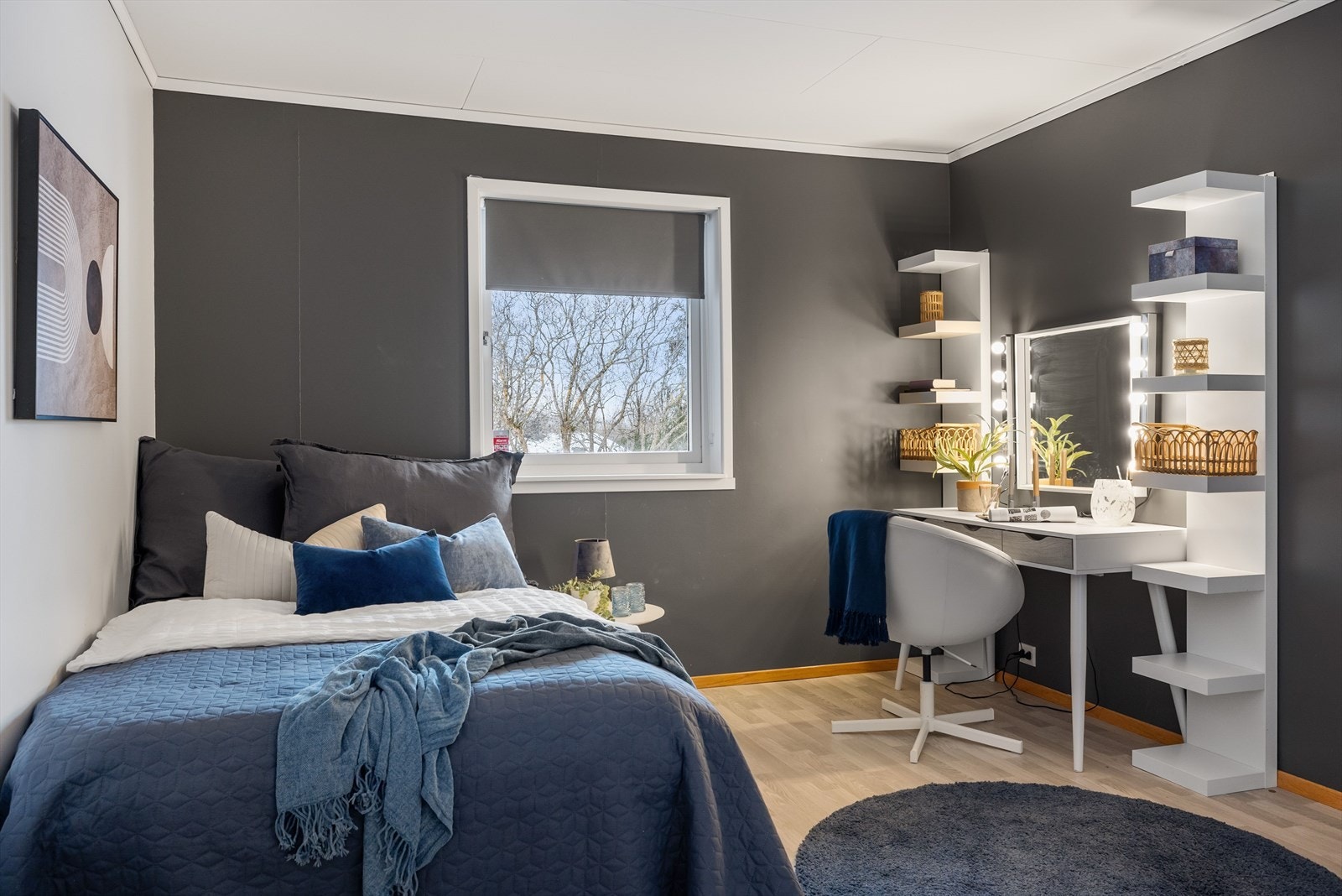 På soverommet er det plass til både dobbeltseng og en kontorpult. Galleribilde