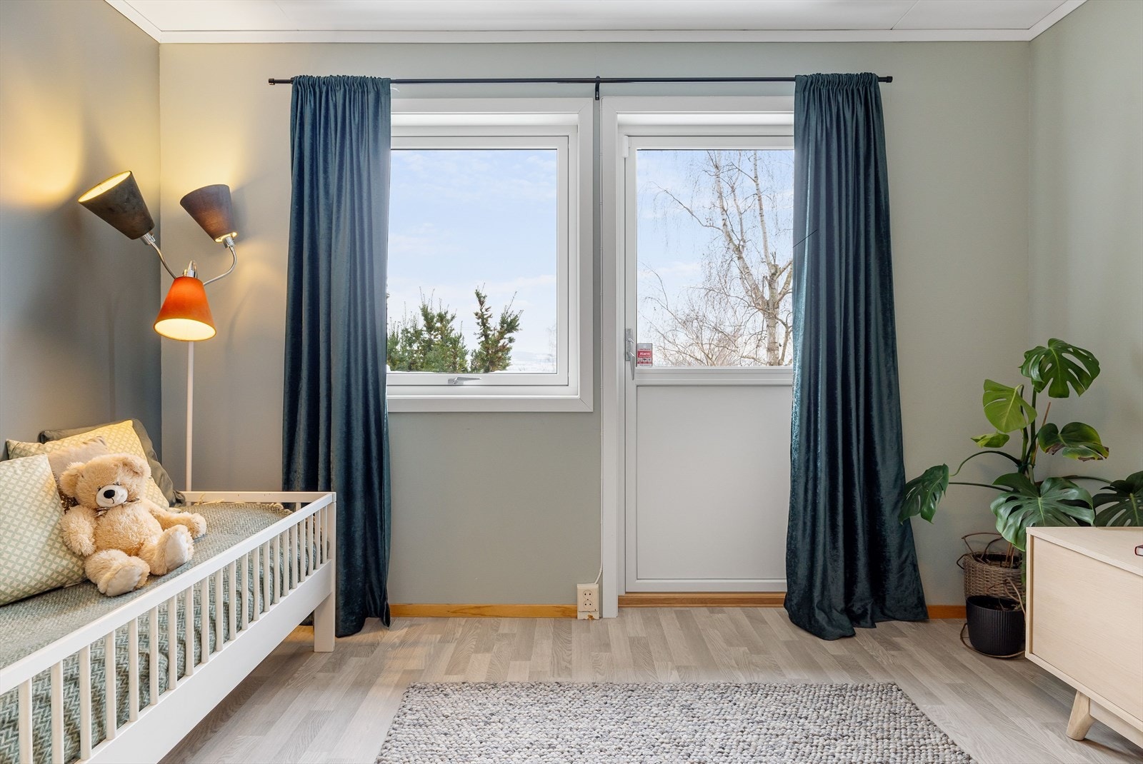 Soverommet har god standard med laminat på gulv og glatte malte overflater. Galleribilde