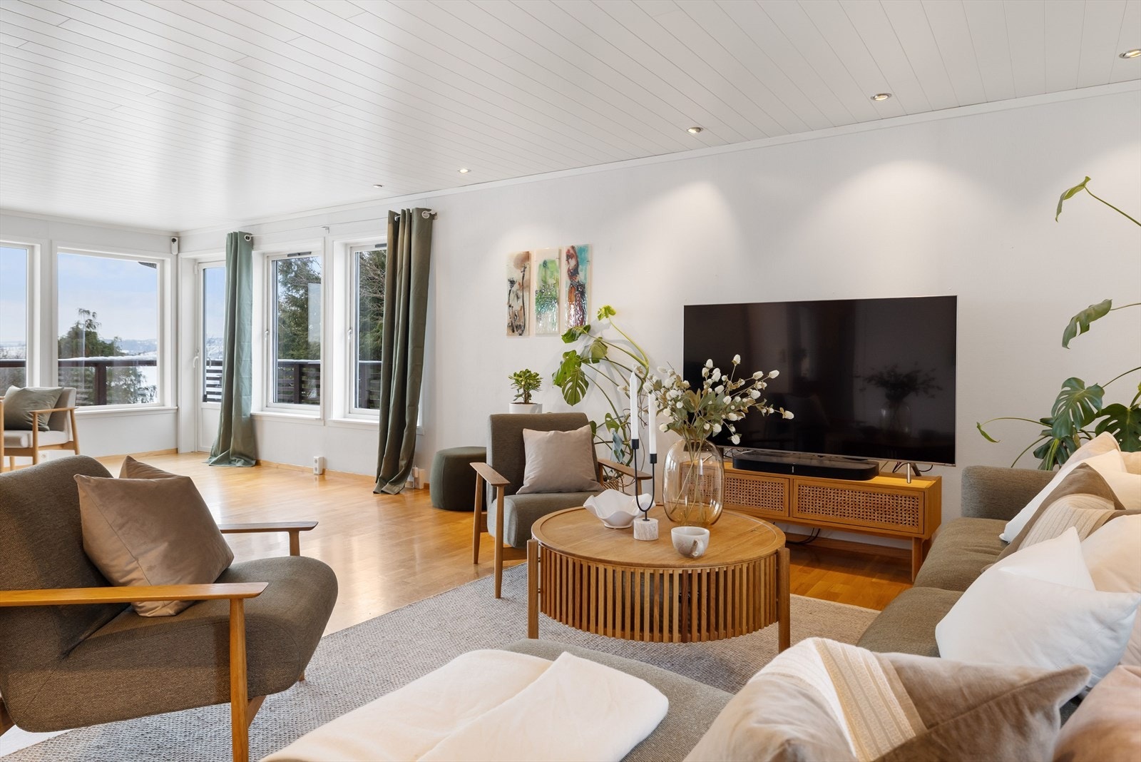 Stuen er det naturlige oppholdsrommet i boligen, og er et stort, lyst og fint rom som ble pusset opp i 2015. Galleribilde