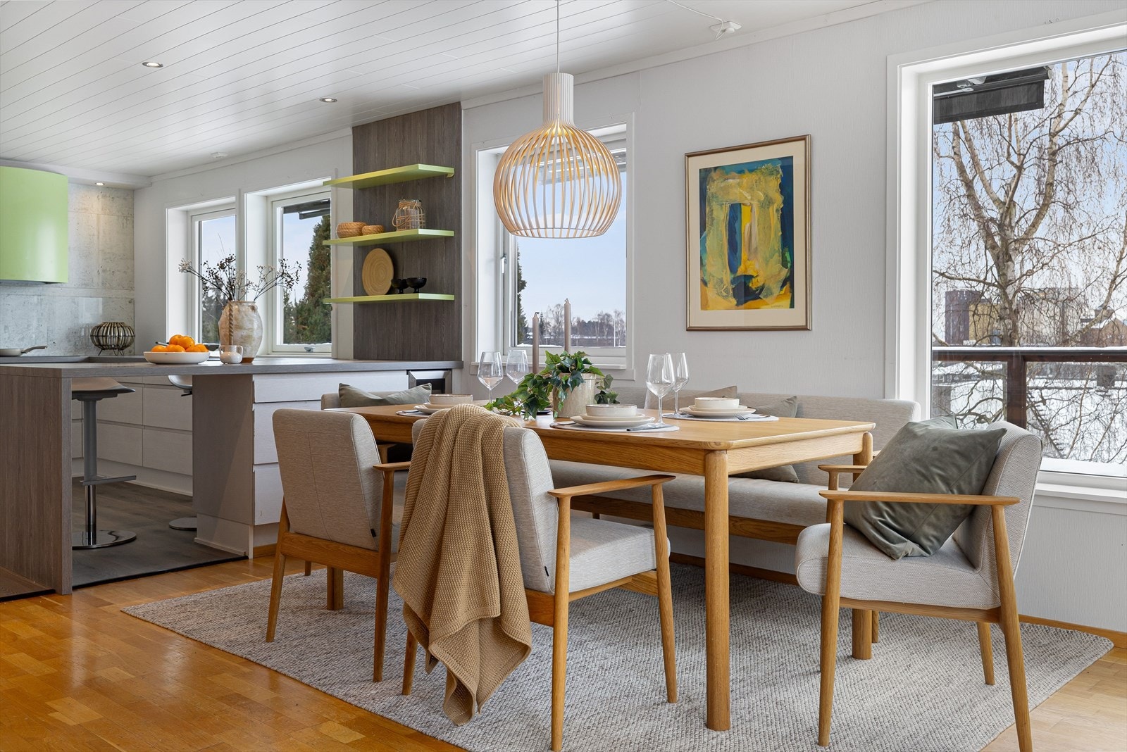 I tilknytning til kjøkkenet er det god plass til et stort spisebord. Galleribilde