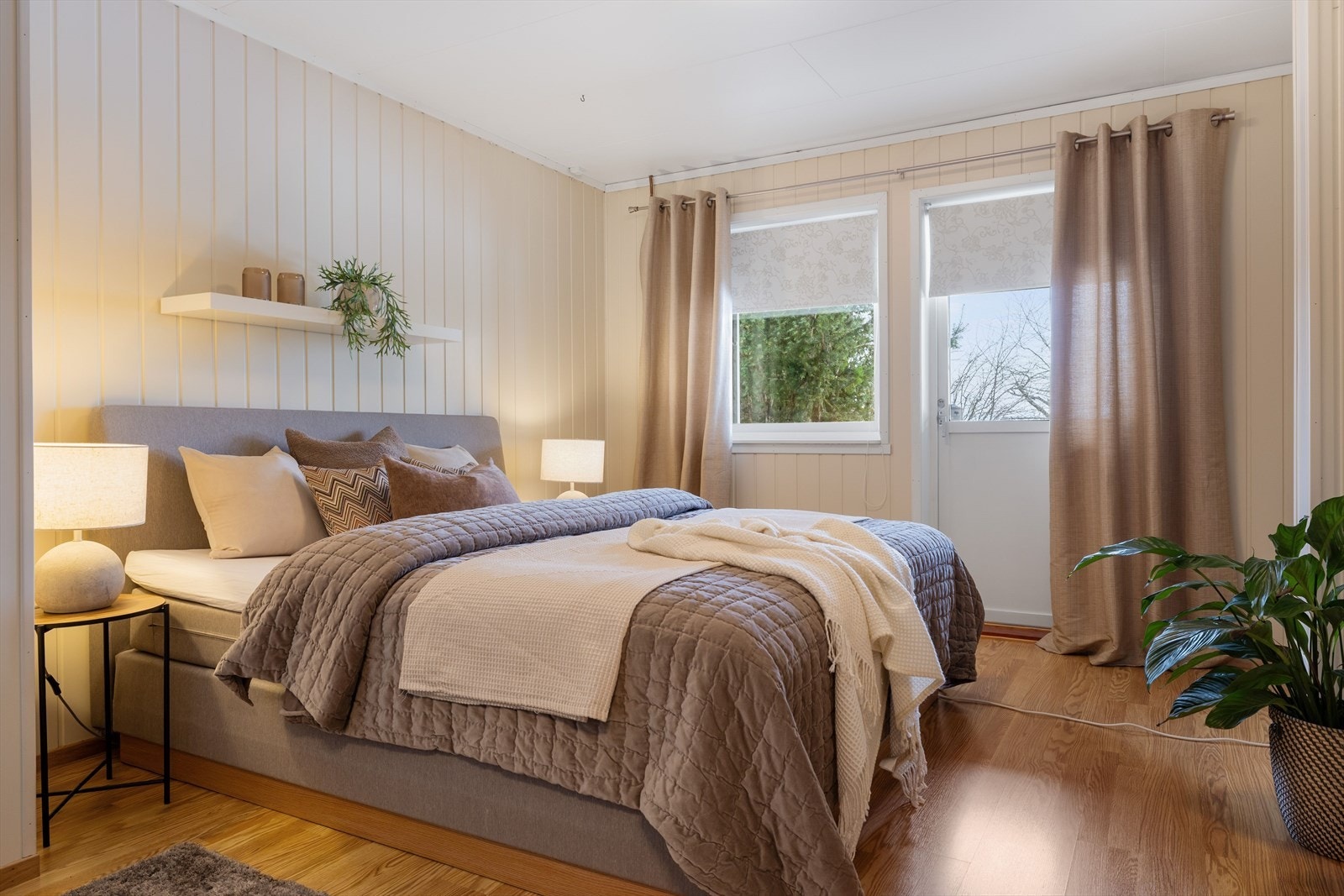 Soverom 2 er et lyst og innbydende rom som i dag er innredet som et hovedsoverom. Galleribilde