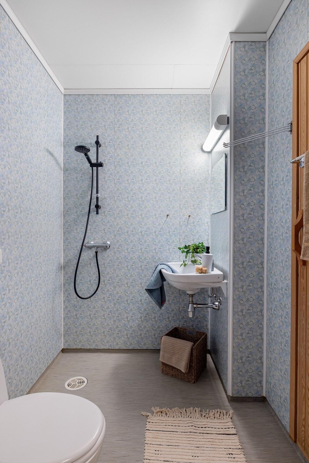 Baderom i underetasjen med vinylbelegg på gulv, elektrisk gulvvarme og våtromsplater på veggene. Baderommet er utstyrt med vegghengt servant med speil og belysning over, vegghengt dusj og gulvstående toalett. Det er også adkomst til badstue. Galleribilde