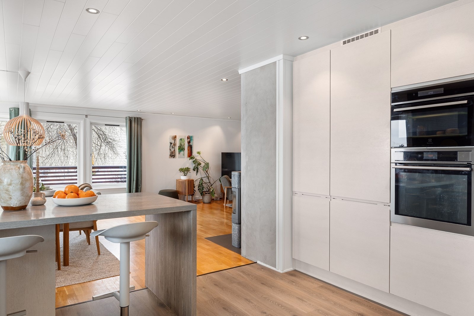 Kjøkkenet er fullt utstyrt med medfølgende integrerte hvitevarer som nedfelt platetopp, stekeovn og mikrobølgeovn i høyskap, vinskap, oppvaskmaskin og kjøleskap. Galleribilde