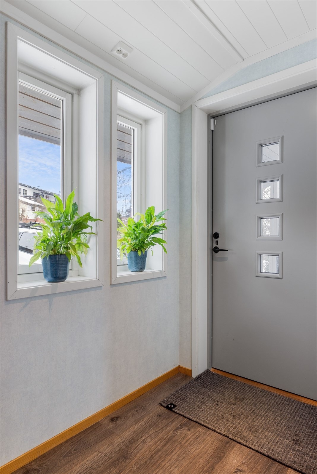 Når du entrer boligen, kommer du inn i en lys og praktisk entré. God standard fra 2015 med pen enstavs laminat på gulv, glatte malt overflater og downlights i himlingen. Galleribilde