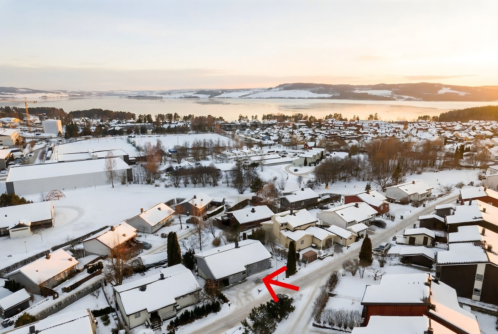 Området er også svært barnevennlig med kort avstand til flere barnehager og skoler. Det er ca. 3 km til Hamar sentrum. Ønsker du ikke å gå, er det kun ca. 300 meter fra inngangsdøren til bussholdeplass med hyppige avganger. Galleribilde