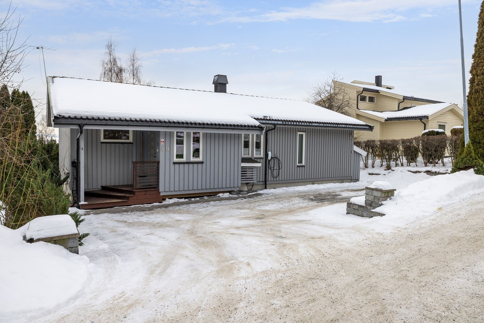 En velholdt og fin enebolig med solrike utplasser og nydelig mjøsutsikt. Du ønskes velkommen inn via et hyggelig overbygget inngangsparti som ble tilbygget i 2015. Galleribilde