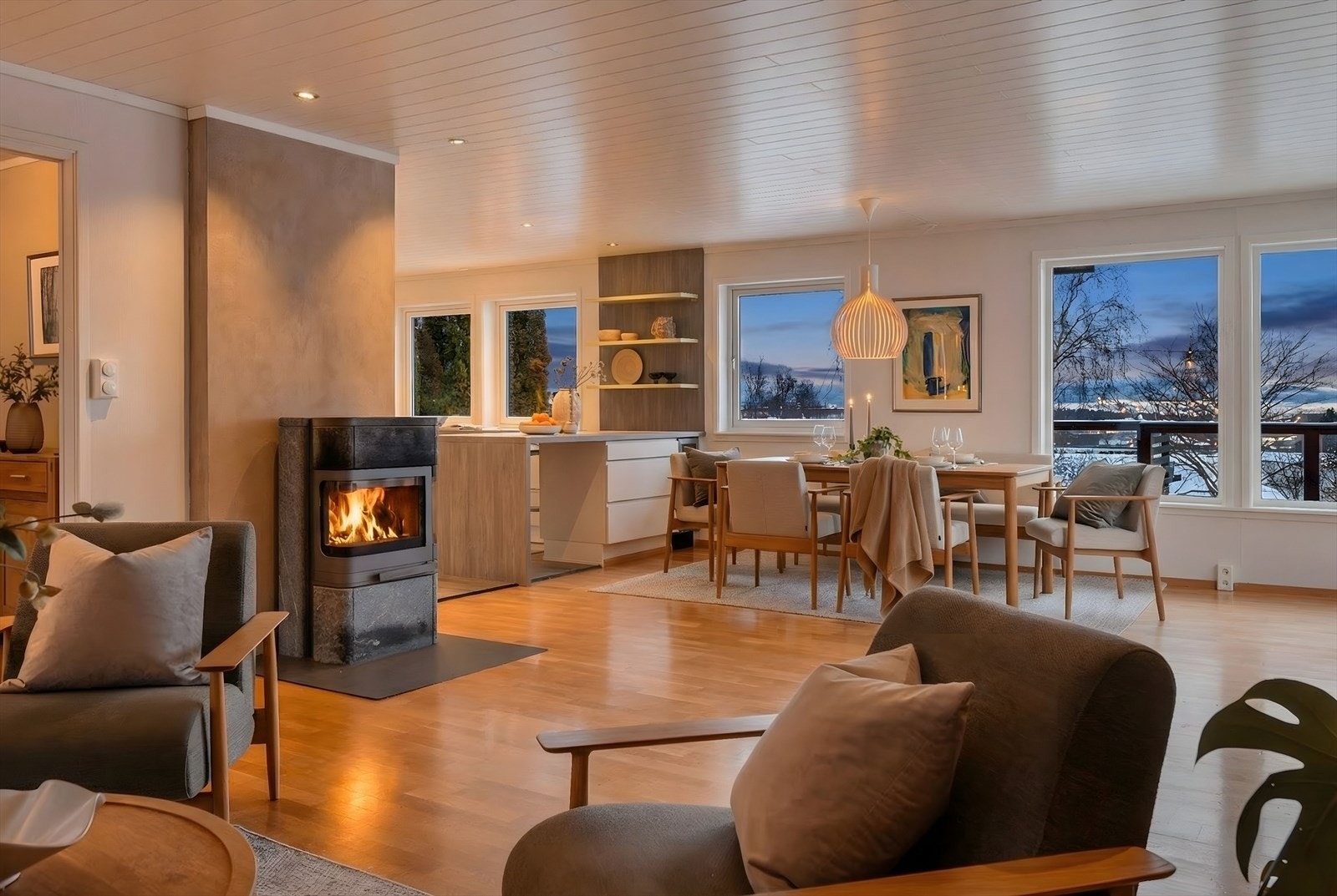 Koselig kveldsstemning i stuen. Galleribilde