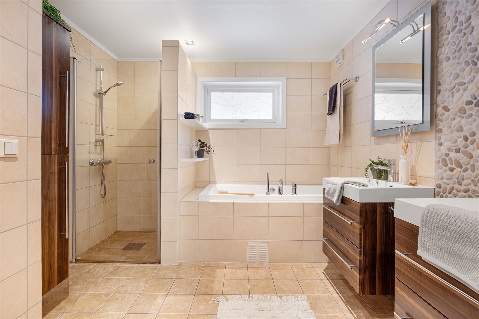 Baderommet har også dusjnisje med glassdør. Galleribilde