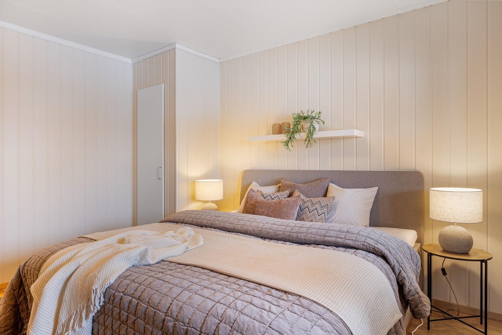 På soverommet er det plass til dobbeltseng med tilhørende nattbord, samt oppbevaringsplass i plassbygget garderobeskap. Galleribilde