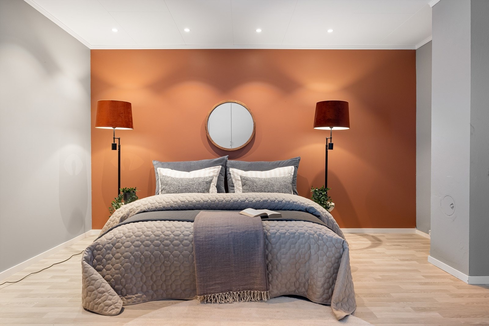 Soverommet har god standard med laminat på gulv, glatte lysmalte overflater med en fin kontrastvegg og downlights i himlingen. Galleribilde