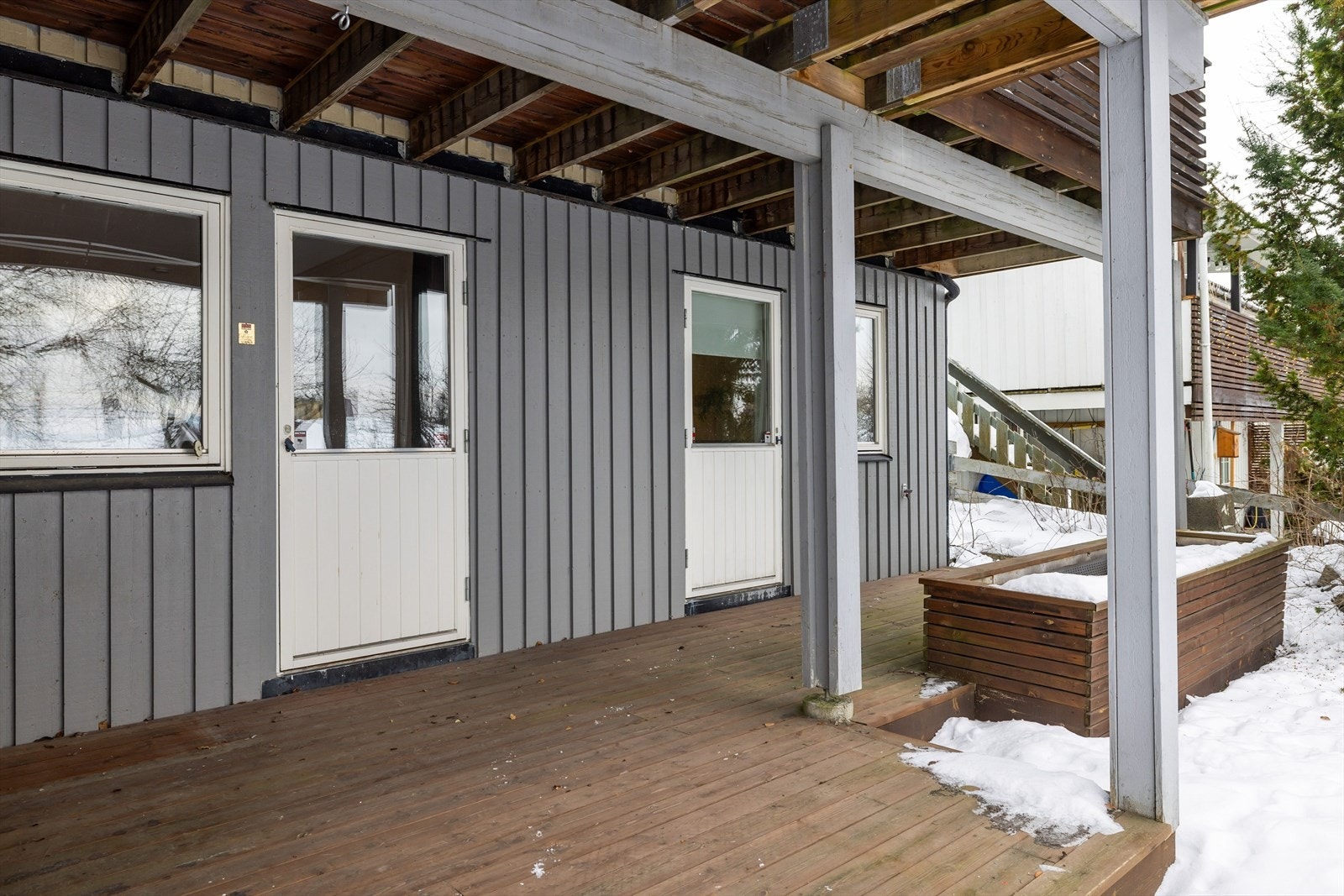 Både fra soverom 2 og 3 er det utgang til en overbygd terrasse på ca. 16m² mot syd. Galleribilde