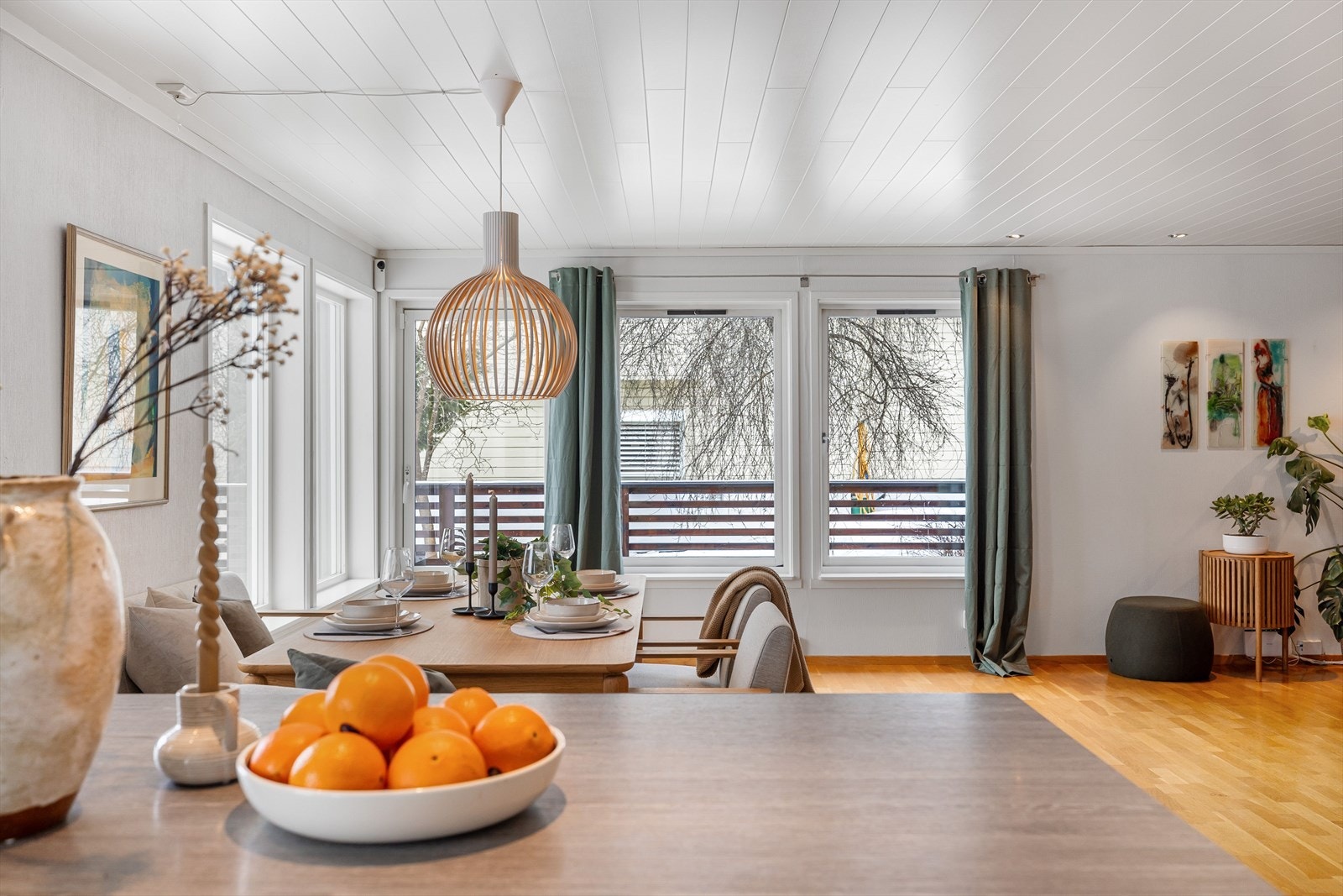 Boligen har en familievennlig planløsning over to plan med romslig stue, kjøkken, soverom og baderom i 1. etasje, samt 3 soverom, baderom med badstue, vaskerom, kjølerom og boder i underetasjen. Galleribilde