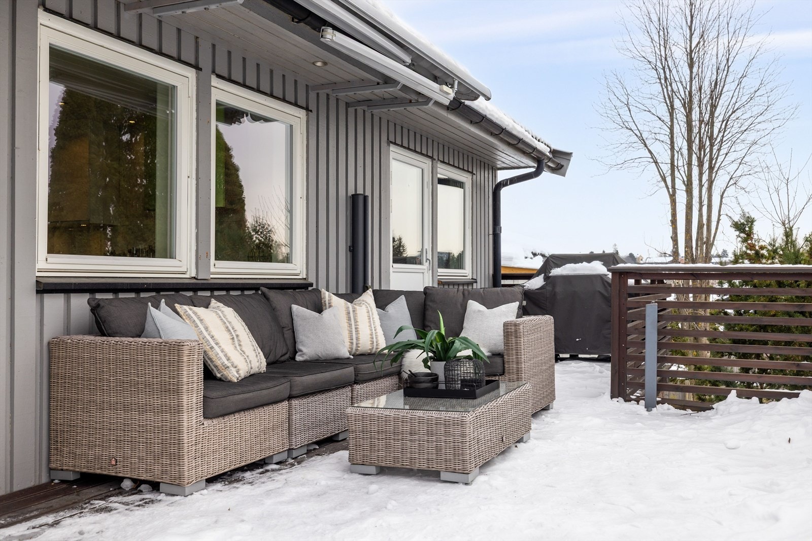 Det er også utgang til terrassen fra hovedsoverommet. Terrassen har impregnerte terrassebord på gulv, uttrekkbar levegg og markise. Galleribilde