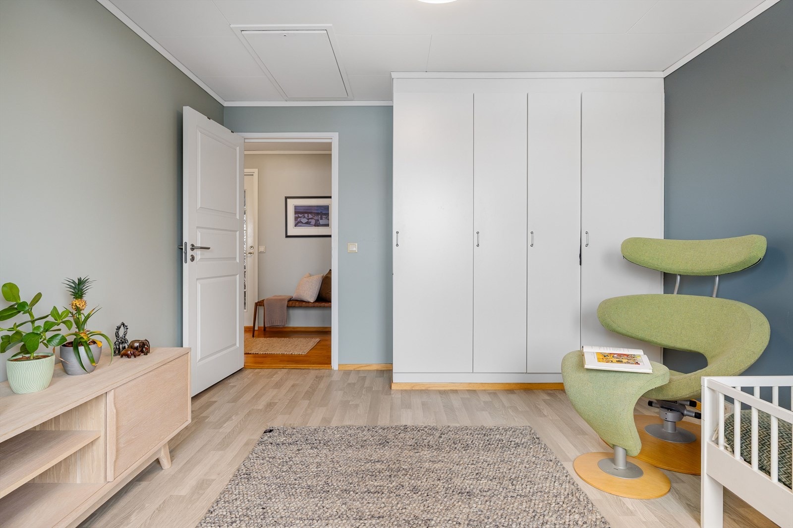 På soverommet er det plass til dobbeltseng om ønskelig. Det er god oppbevaringsplass i plassbygde garderobeskap. Galleribilde