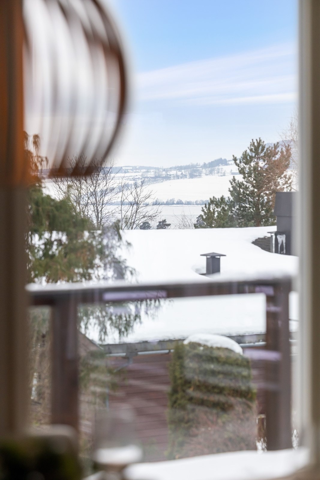 Nydelig utsikt mot Mjøsa ned vakkert naturlandskap i bakkant. Galleribilde
