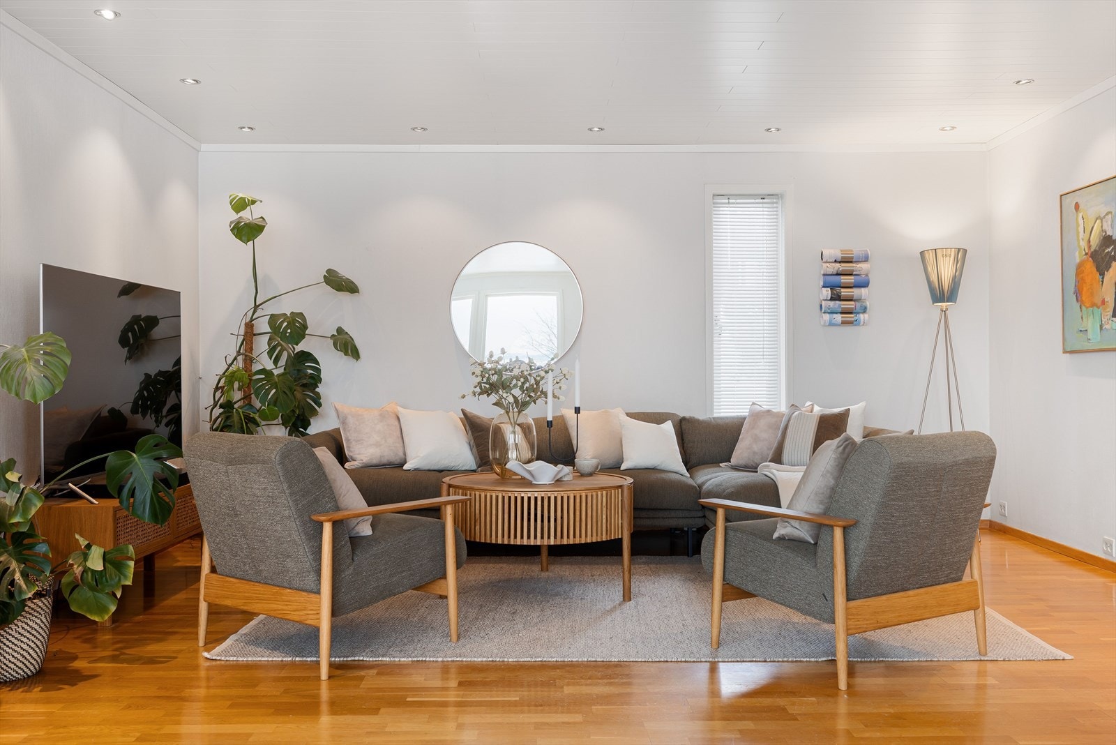 Stuen har god standard med parkett på gulv, glatte lysmalte overflater, skjult elektrisk anlegg og downlights i himlingen. Galleribilde