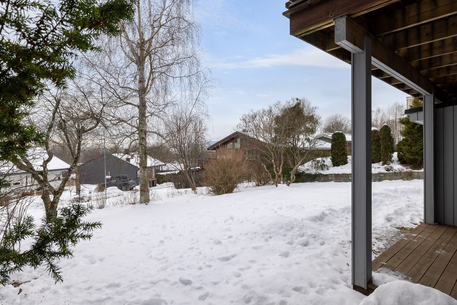 Eiendommen ligger i relativt skrånende terreng. Tomten er opparbeidet med plen, treterrasser, belegningsstein, og diverse beplantninger. Forstøtningsmurer er av betongstein. Galleribilde