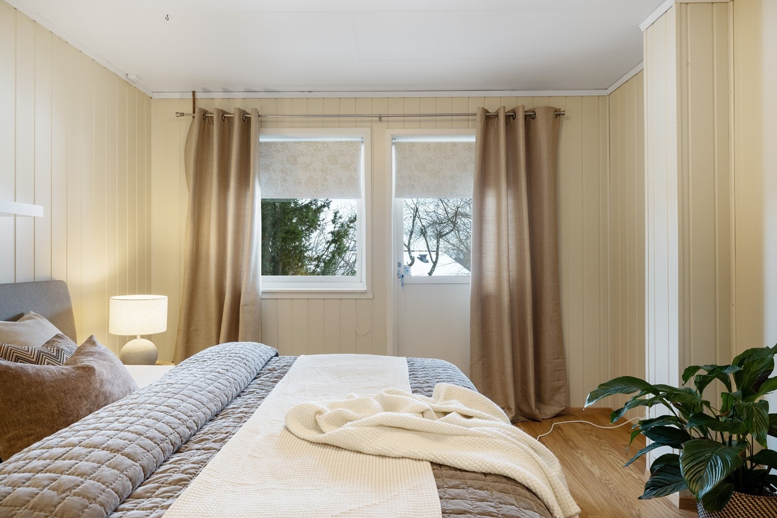 Soverommet har god standard med parkett på gulv, lysmalte panelplater på veggene og utgang til terrasse. Galleribilde