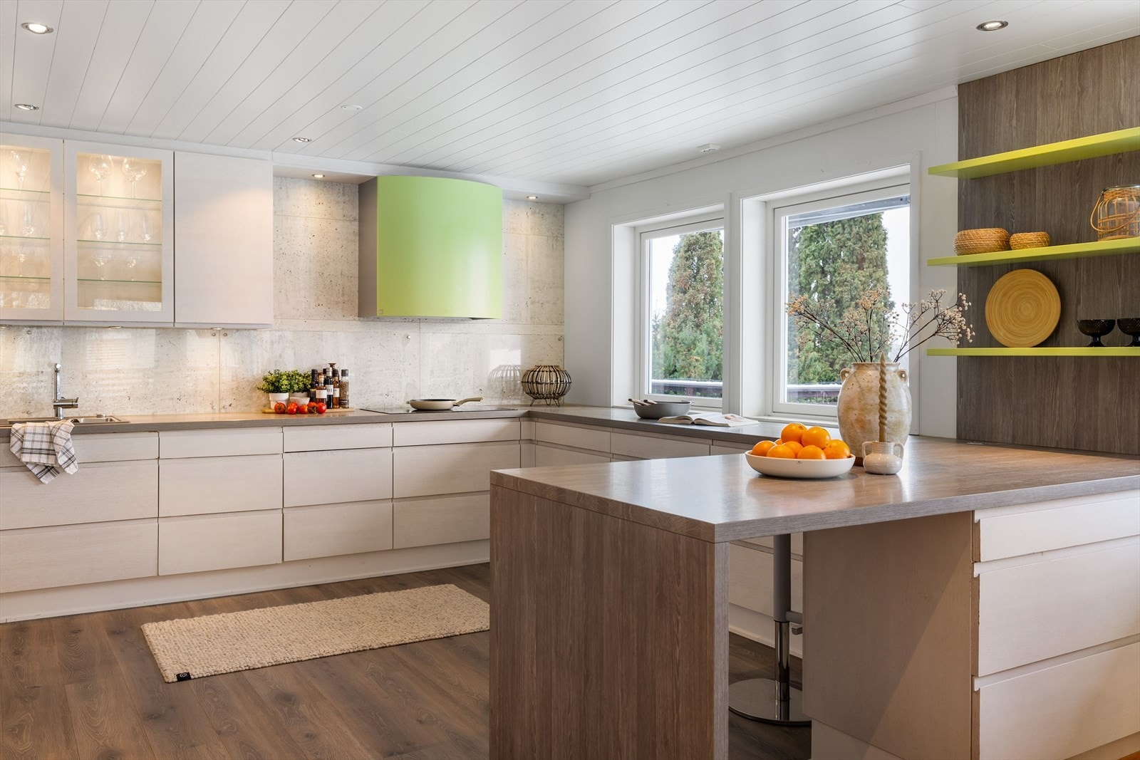 Lys og pen kjøkkeninnredning fra JKE Design som var ny i 2015. Galleribilde