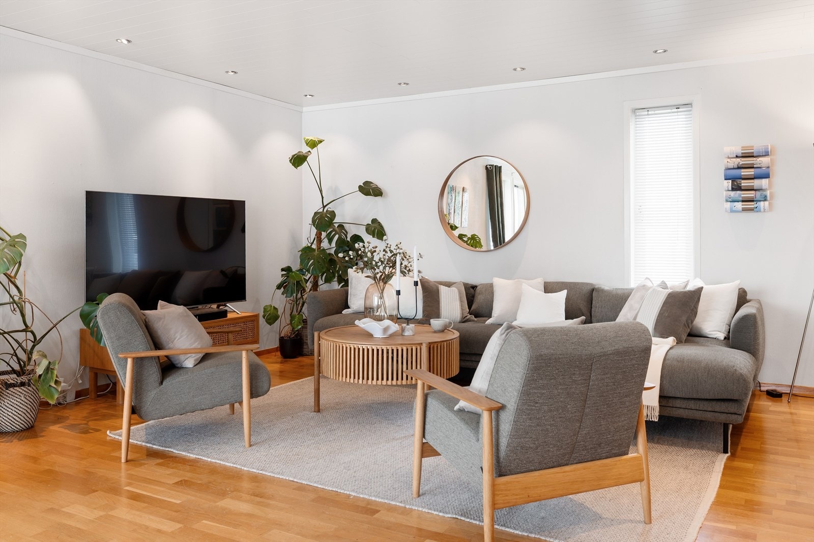 I stuen er det god plass til stor sofagruppe med salongbord og mediemøblement med tv. Galleribilde