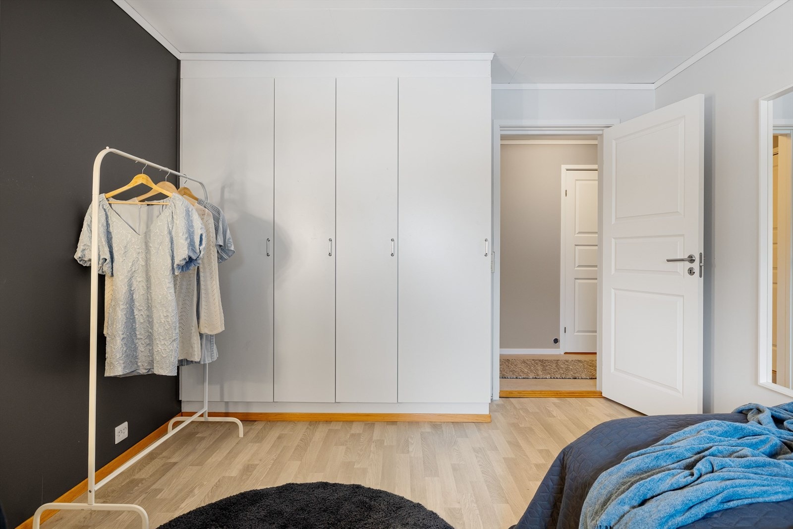 I tillegg er det god oppbevaringsplass i flere plassbygde garderobeskap. Galleribilde