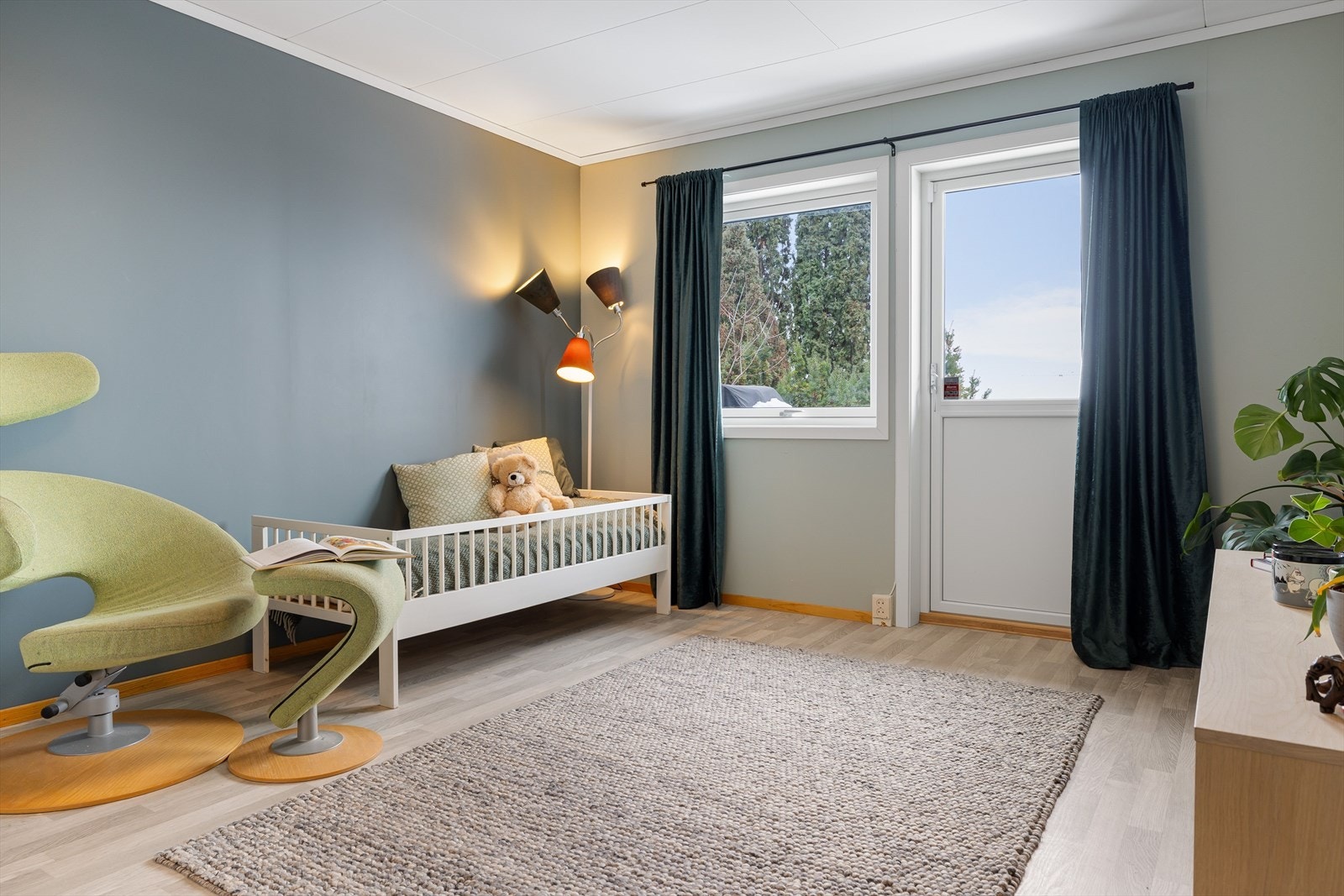 Soverommet i 1. etasje er et lyst og fint rom av god størrelse. Fra soverommet er det utgang til terrassen. Galleribilde