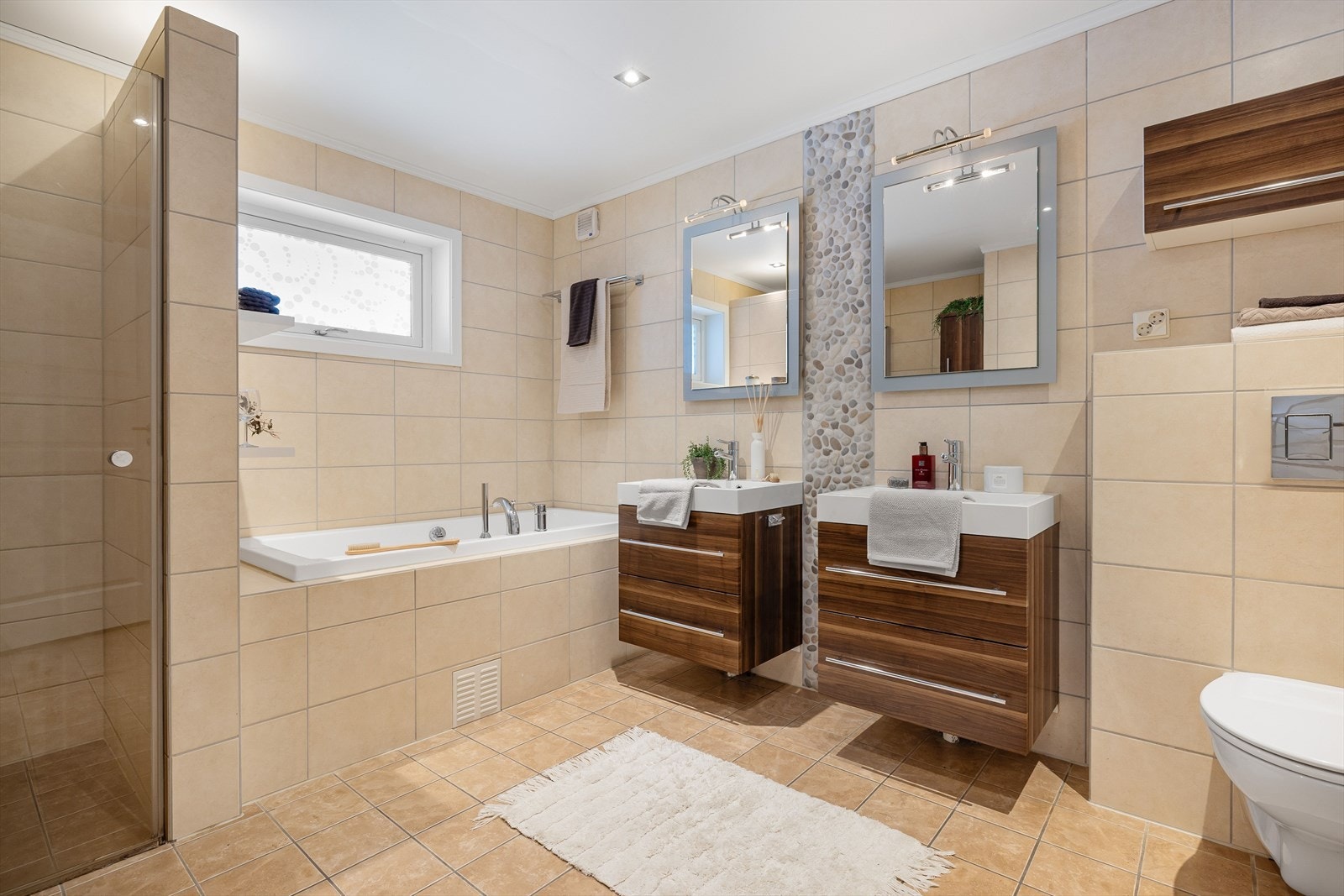 Boligen har et lyst og pent baderom i 1. etasje som ble pusset opp i 2009. Baderommet har delikate fliser på gulv og vegger, deilig gulvvarme, downlights i himlingen og mekanisk avtrekk fra baderomsvifte. Galleribilde