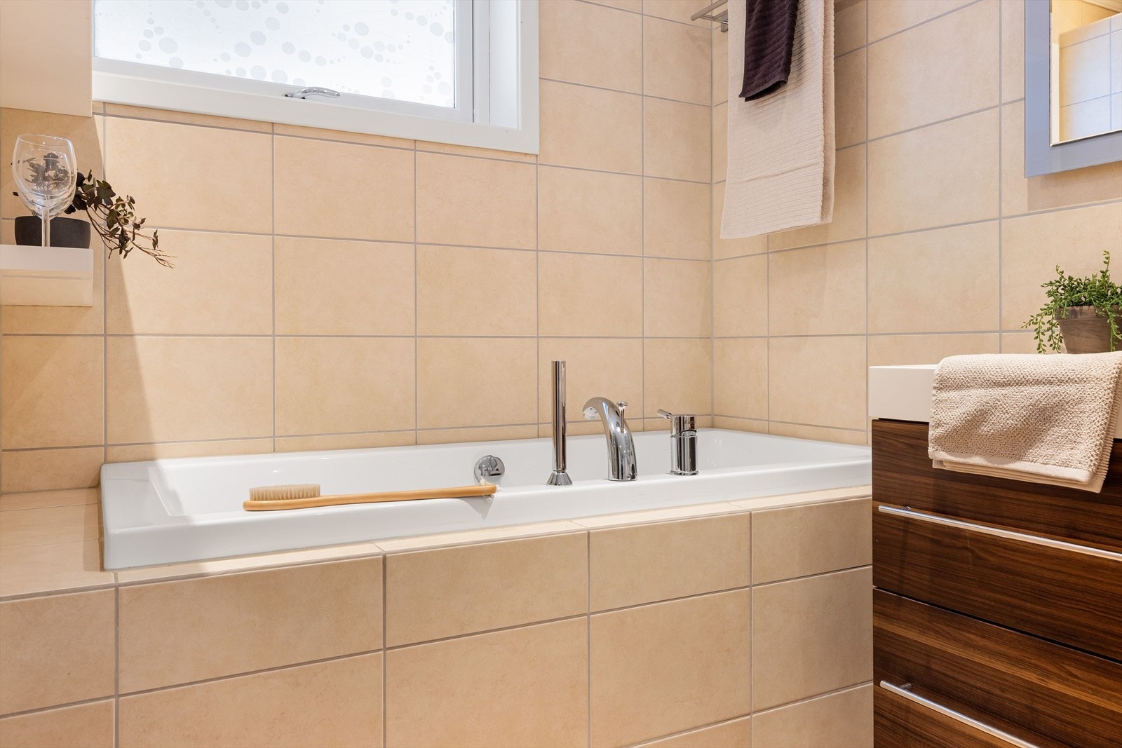 Under vinduet er det et innmurt badekar som innbyr til avslapning og velvære. Galleribilde