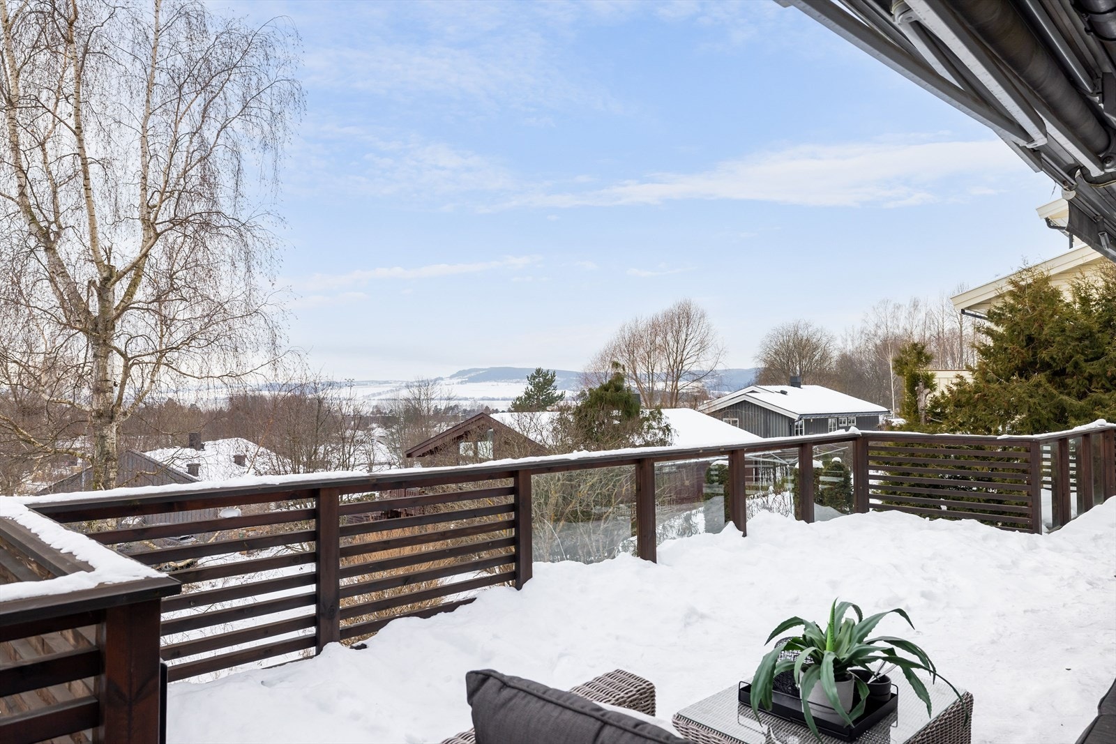 Beliggenheten i høyden og mot syd sørger for gode solforhold. Galleribilde