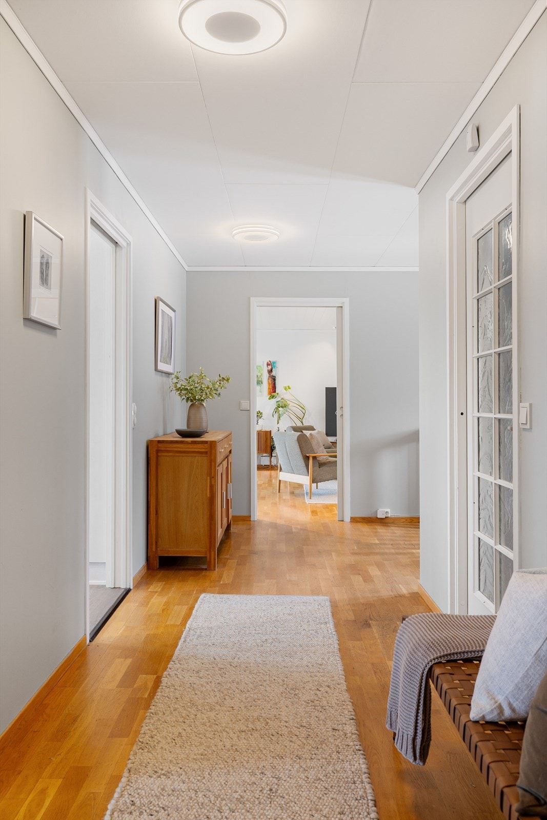 Fra entréen kommer du videre inn til gang/trapperom med tilknytning til stuen, kjøkkenet, soverom og baderom. Galleribilde