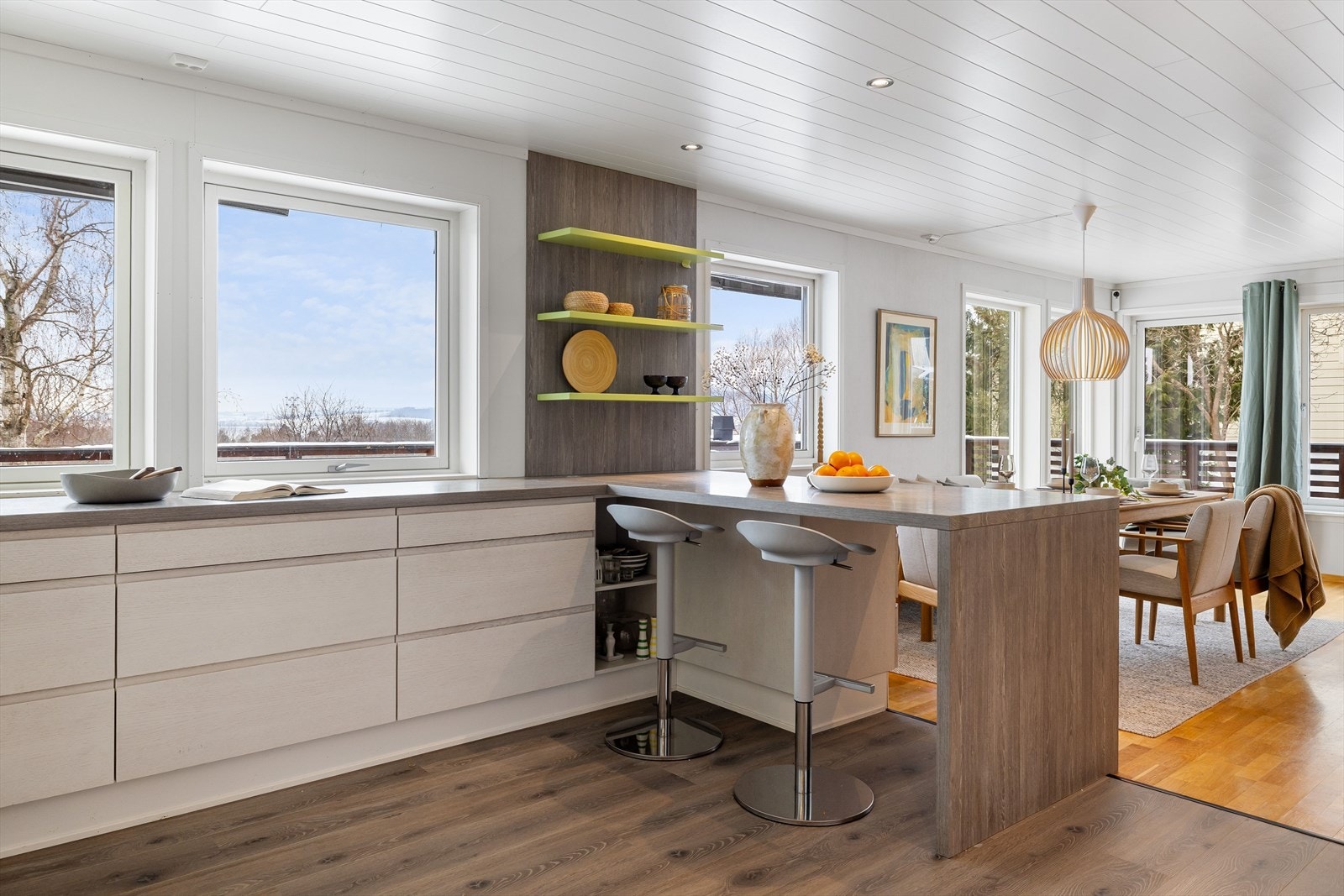 Mot spisestuen er det en hyggelig sitteplass med barstoler. Galleribilde